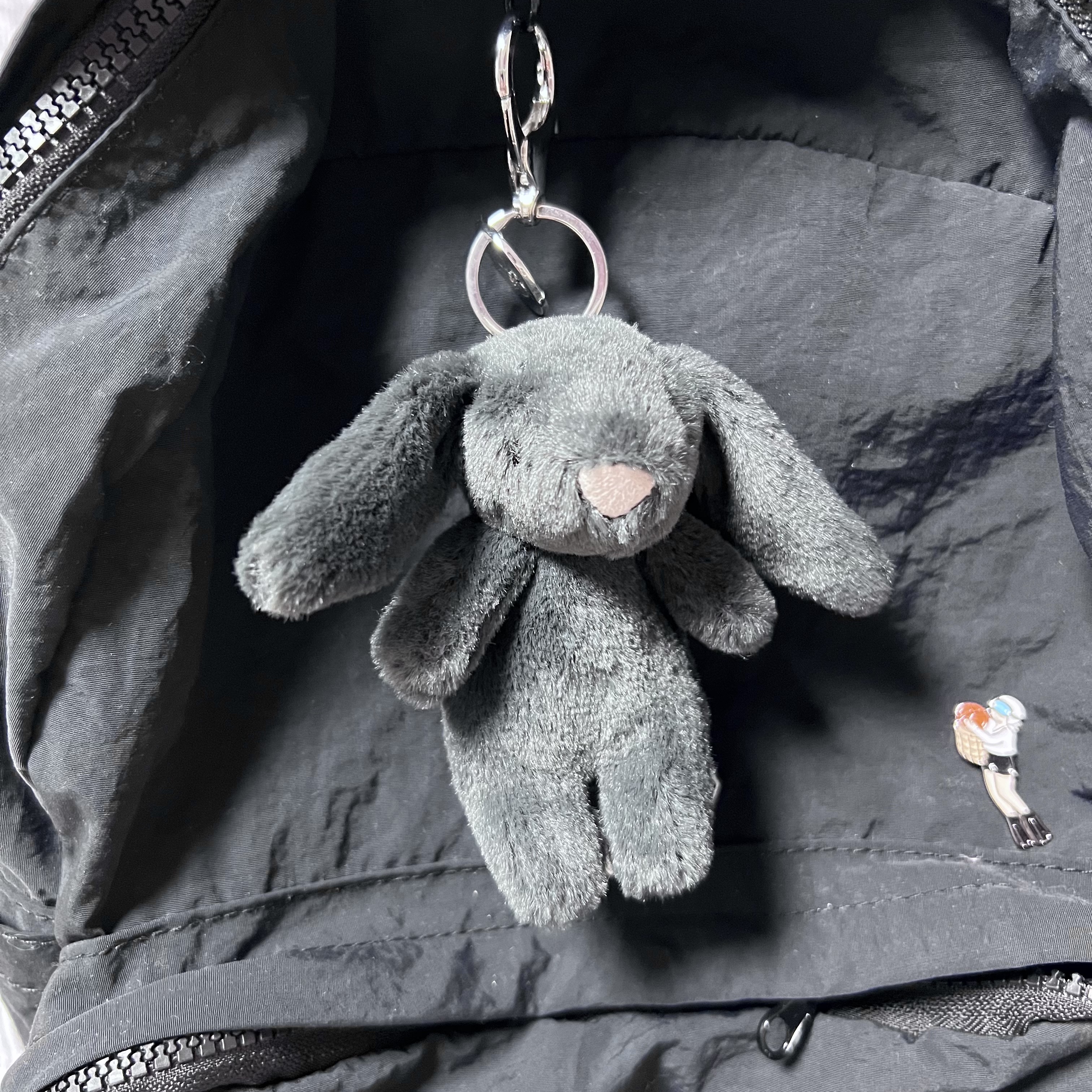 Jellycat Bashful Bunny Bag Charm Ink 착용 스타일
