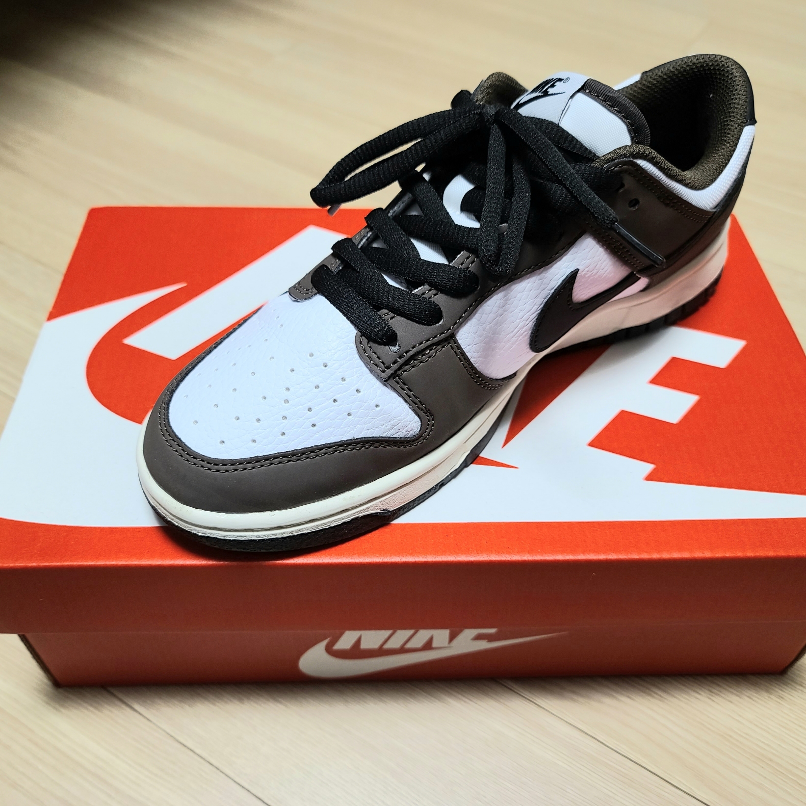 Nike Dunk Low Retro Next Nature Baroque Brown White 착용 스타일 - 4