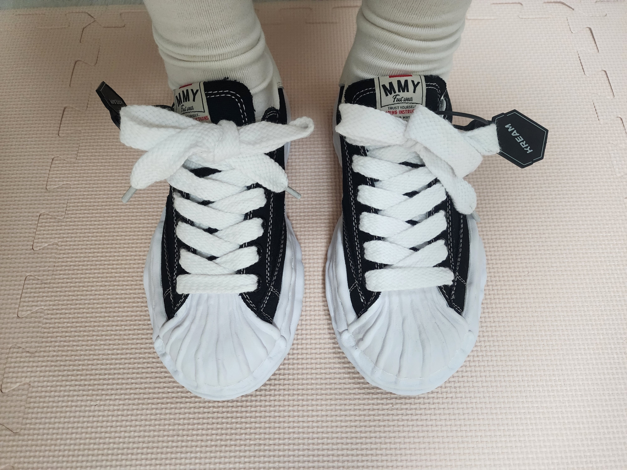 Maison Mihara Yasuhiro Blakey OG Sole Canvas Low-top Sneakers Black White 착용 스타일 - 1