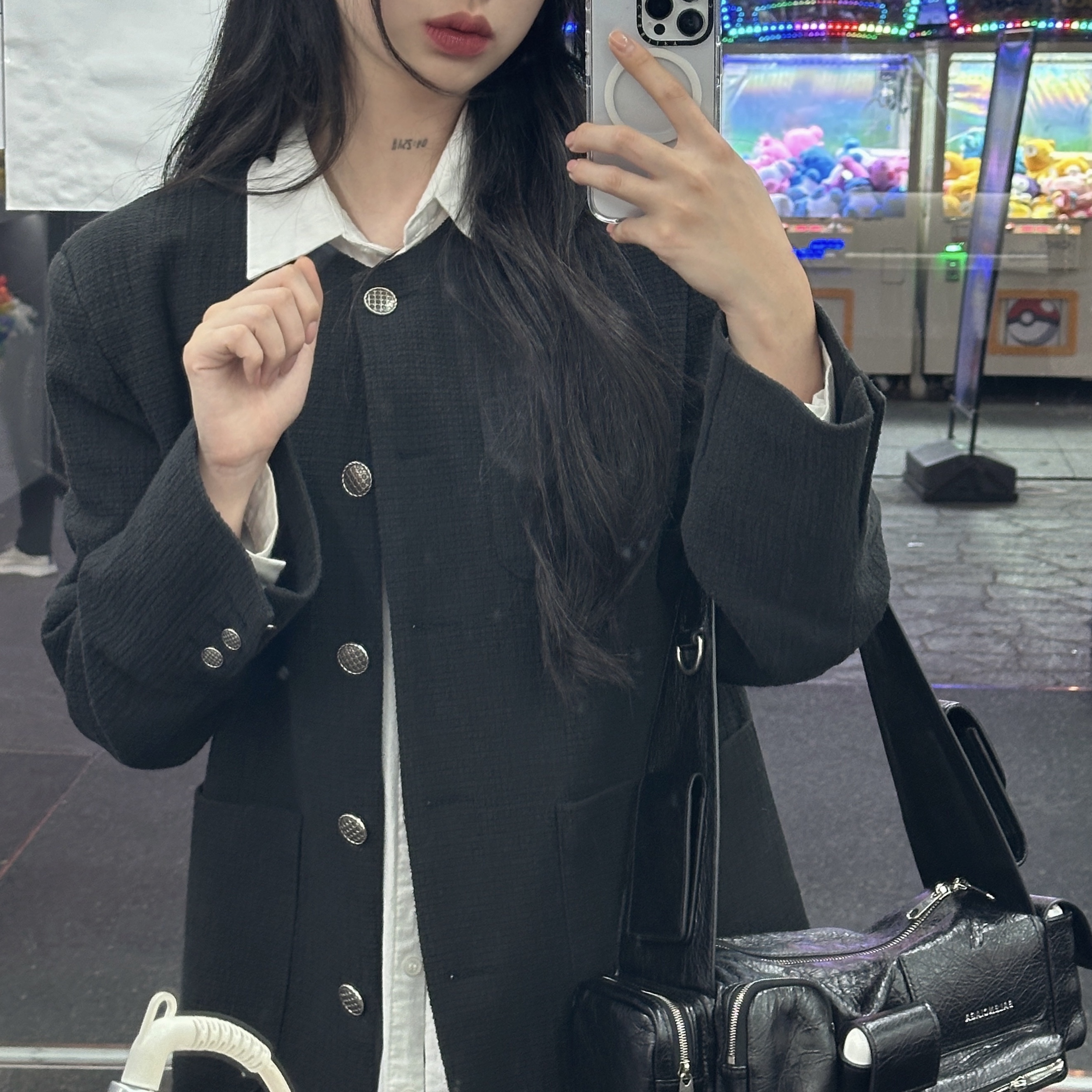 Balenciaga Superbusy XS Sling Bag Black 착용 스타일 - 1