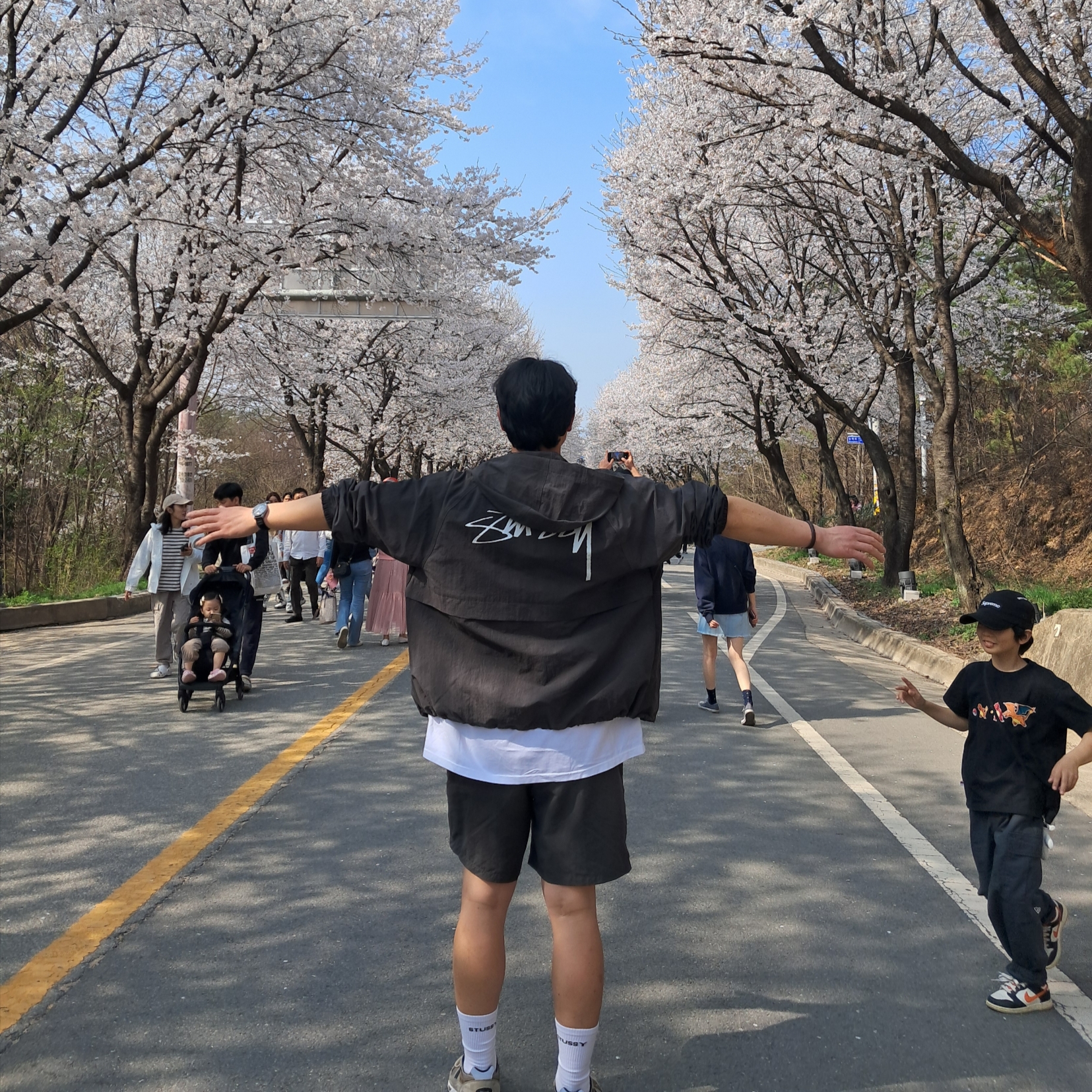 Stussy Wave Dye Beach Shell Jacket Black, Stussy Wave Dye Nylon Shorts Black 착용 스타일