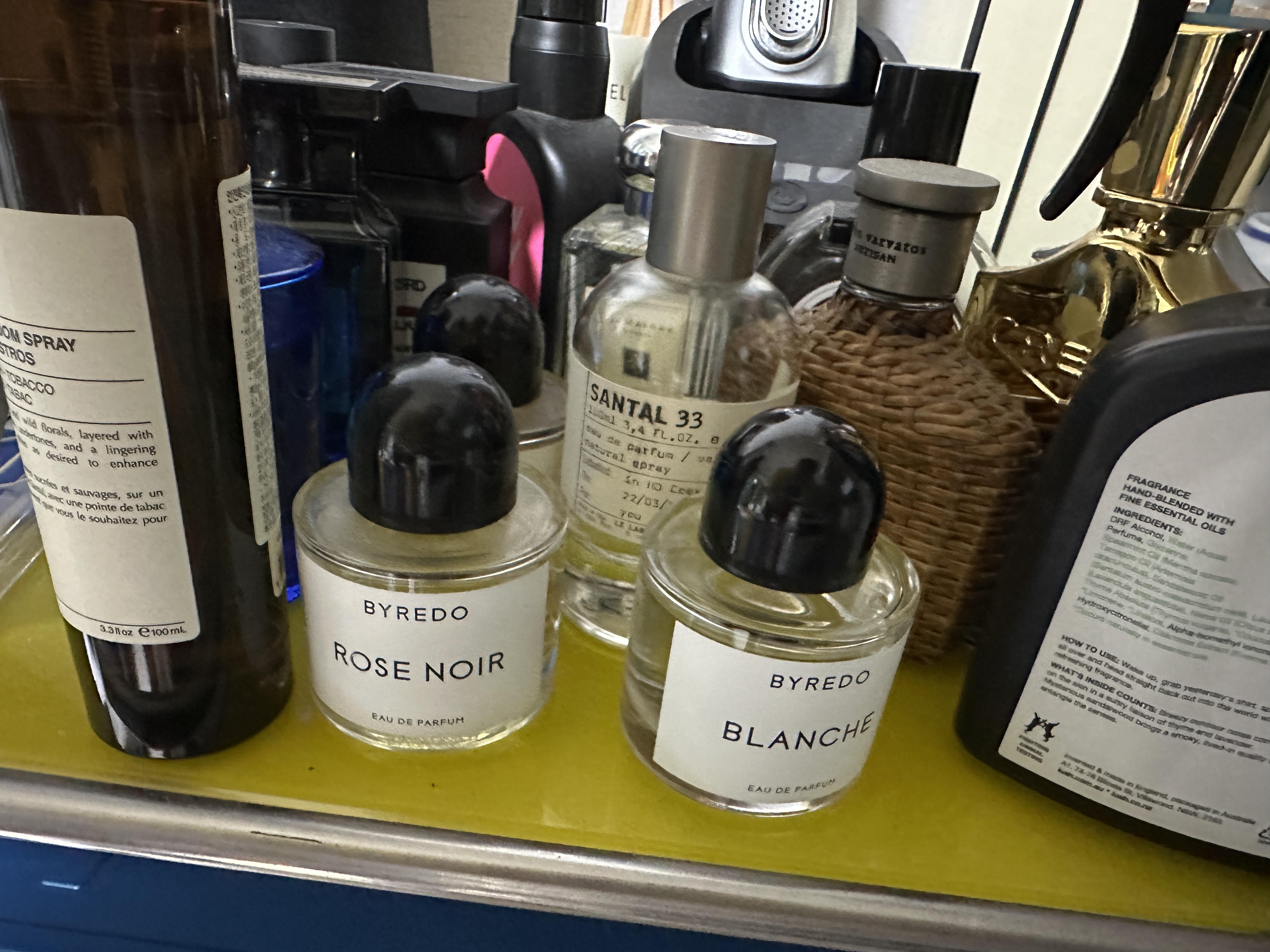 Byredo Blanche Eau De Parfum 50ml, Le Labo Santal 33 Eau De Parfum 100ml 착용 스타일