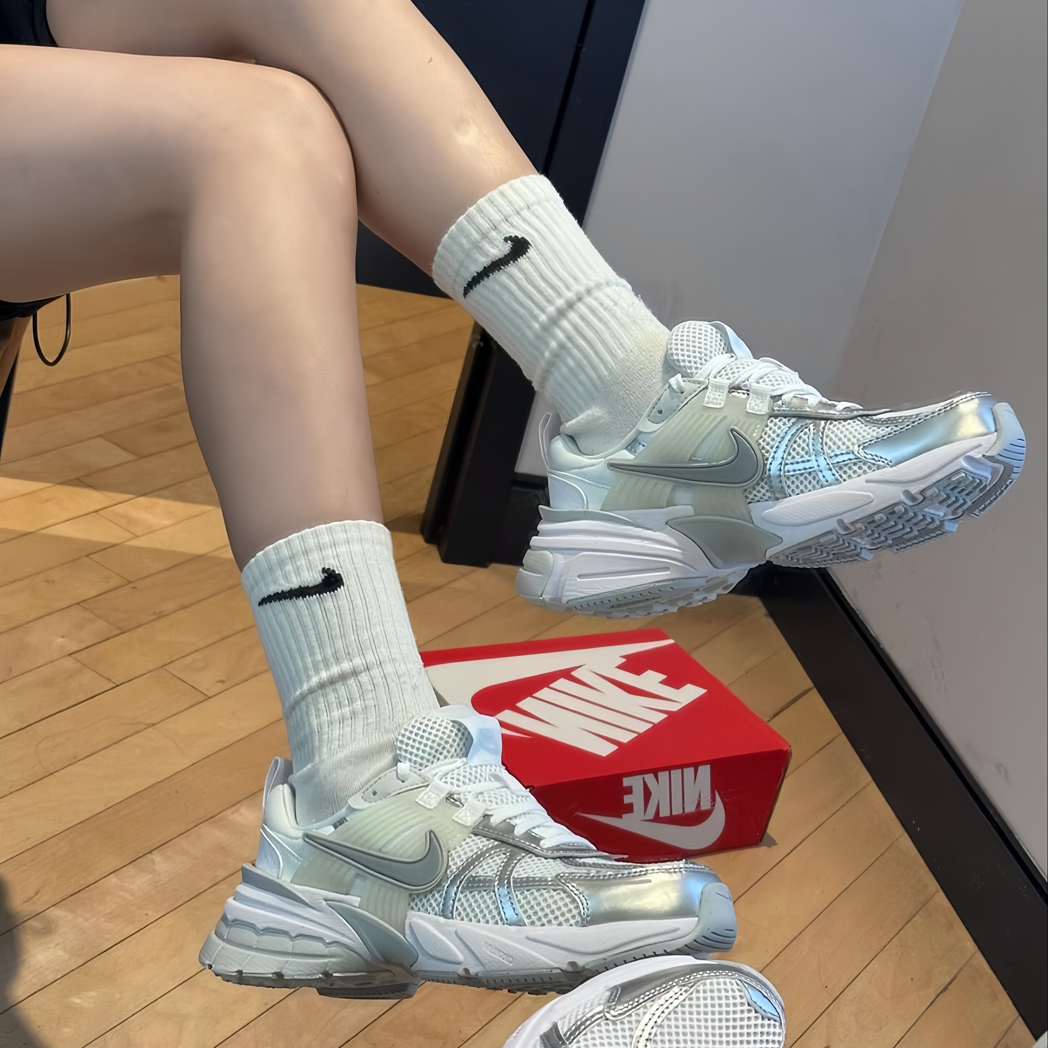 Nike V2K Run Metallic Silver White 착용 스타일
