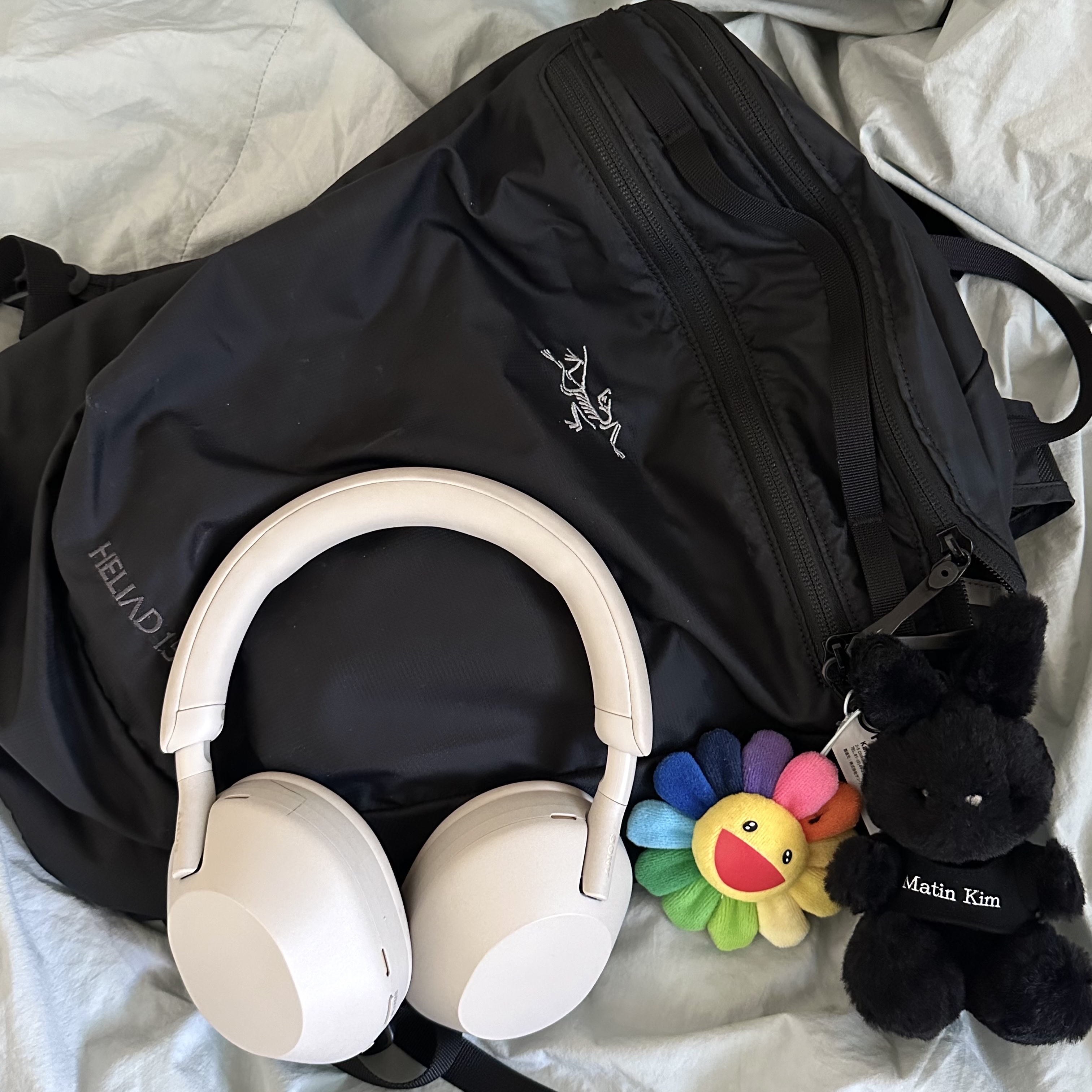 Arc'teryx Heliad 15 Backpack Black, Matin Kim Black Bunny Toy Keyring Black 착용 스타일