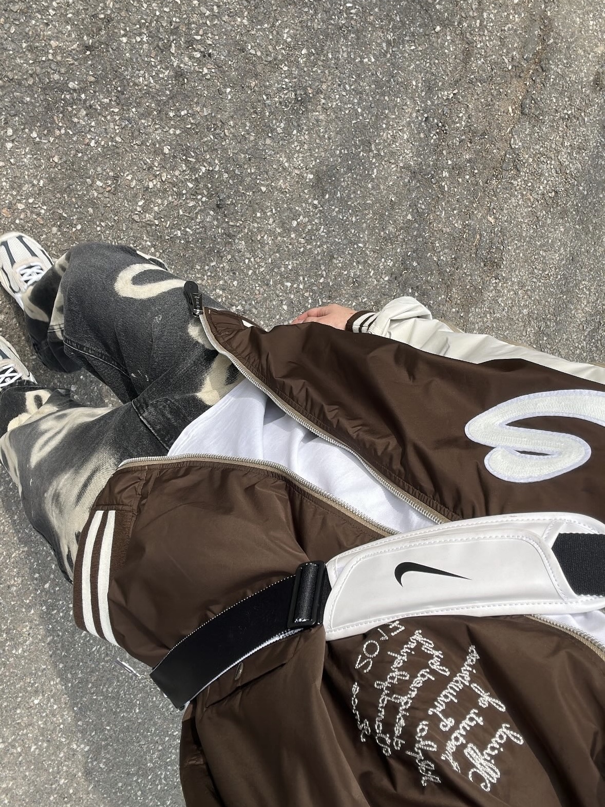 Vandy The Pink x Alpha Industries Bomber Jacket Lead Gray, Nike Zoom Vomero 5 Light Bone and Black 착용 스타일
