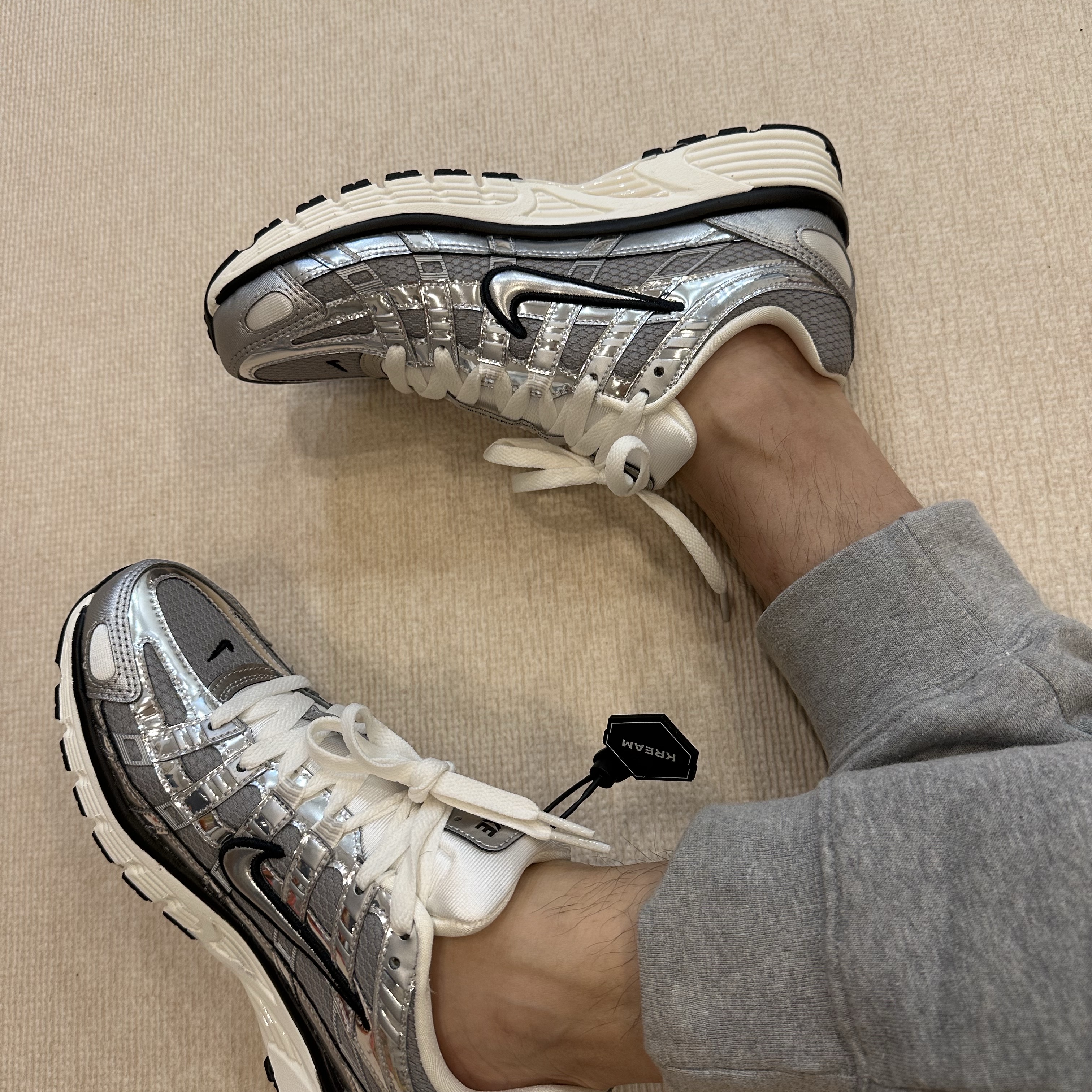 Nike P-6000 Metallic Silver 착용 스타일