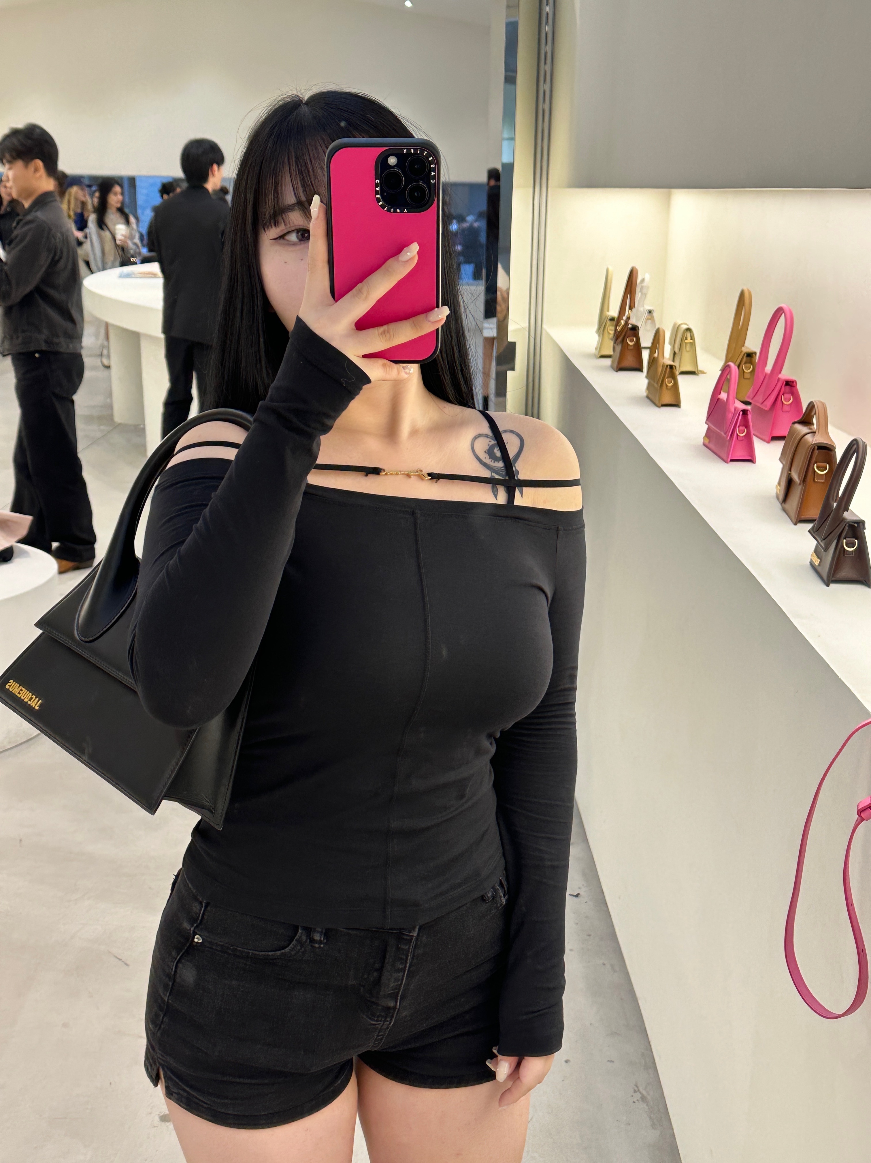 Jacquemus Le Chiquito Signature Mini Handbag Pink, (W) Jacquemus Le T-Shirt Sierra Long Sleeve T-Shirt Black 착용 스타일 - 3