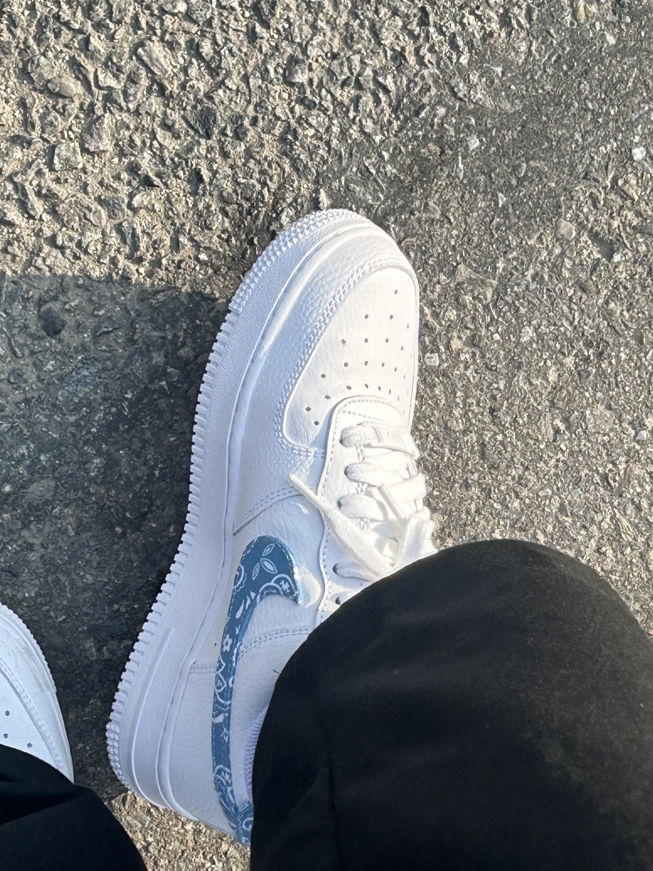 (W) Nike Air Force 1 '07 Essential Paisley Swoosh White Worn Blue 착용 스타일