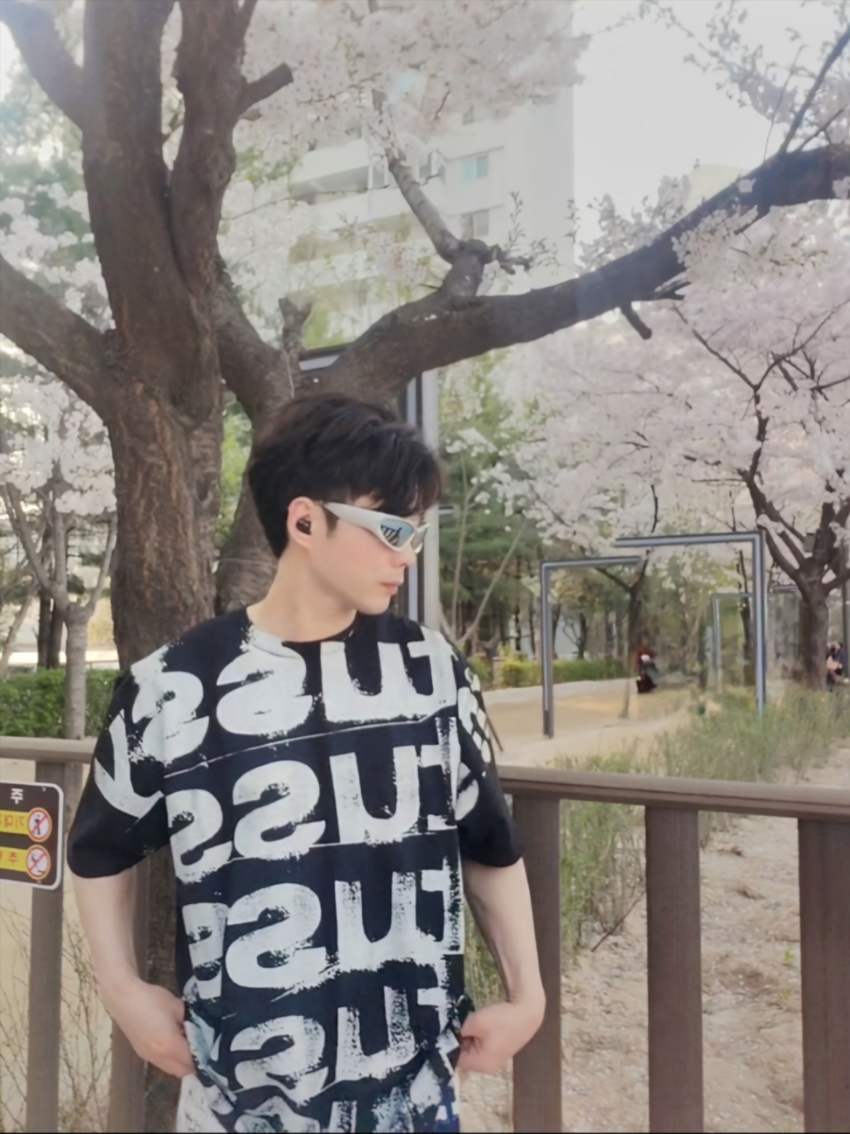 Stussy Stamp T-shirt Black, Stussy x Our Legacy x Denim Tears TTL 501 Jean White 착용 스타일 - 2