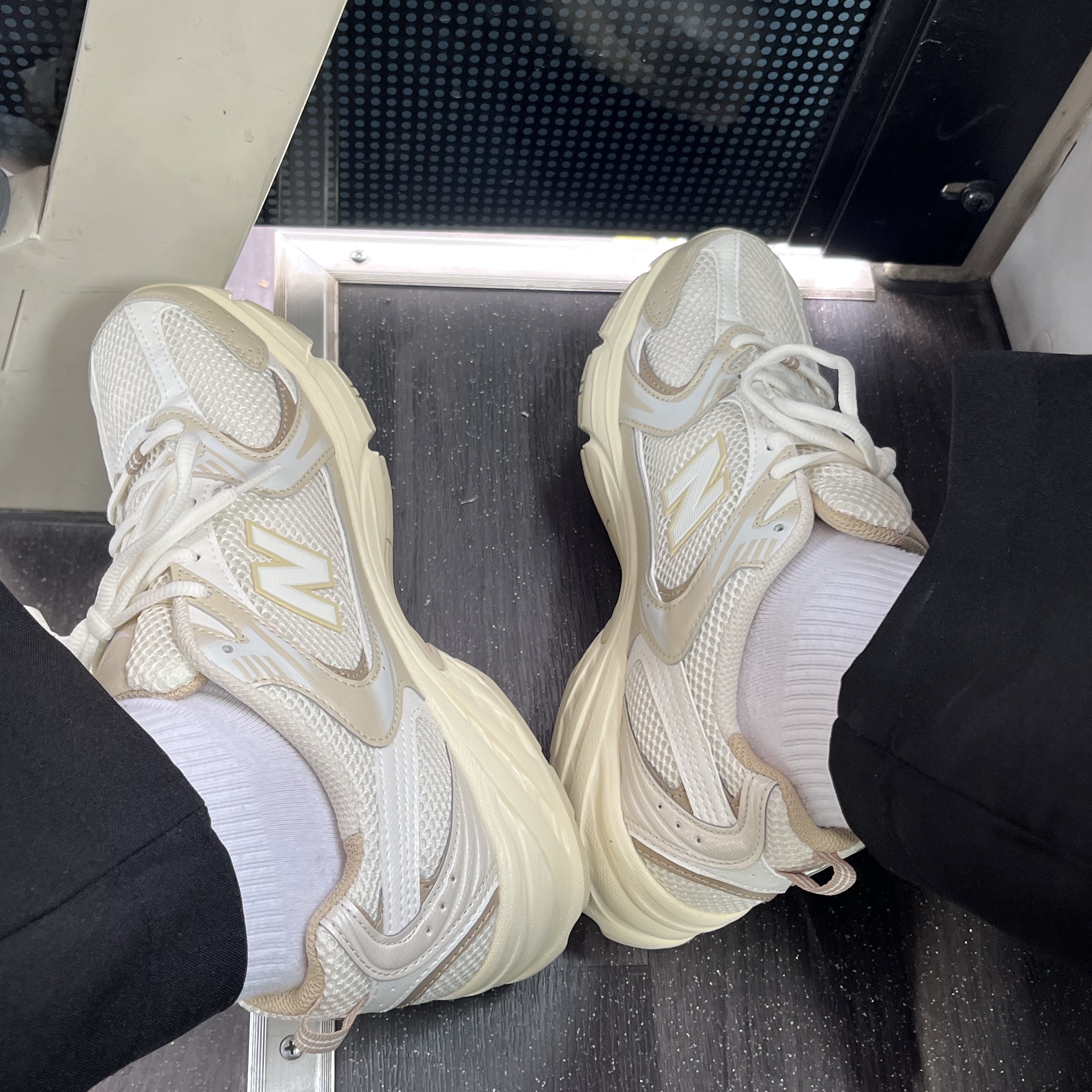 New Balance 530 Beige Angora 착용 스타일