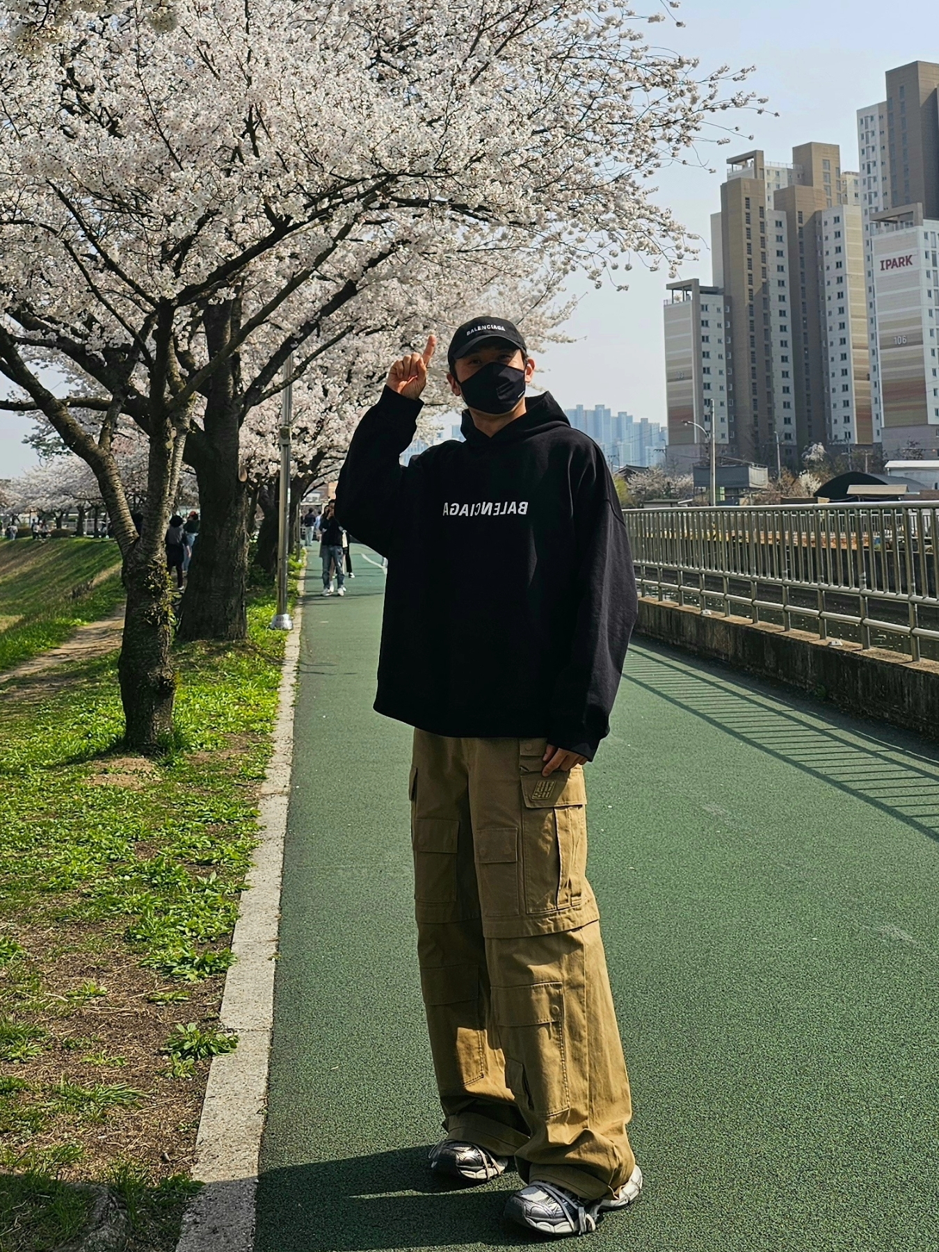 Balenciaga Mirror Print Hoodie Black, Balenciaga Logo Cap Black 착용 스타일 - 1