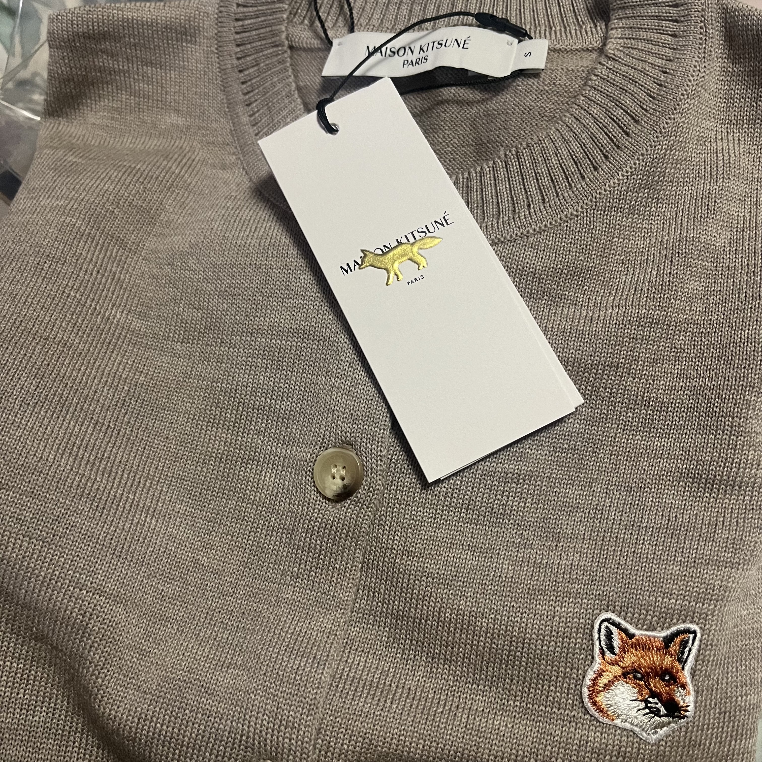 (W) Maison Kitsune Fox Head Patch Adjusted R-Neck Cardigan Beige Melange 착용 스타일