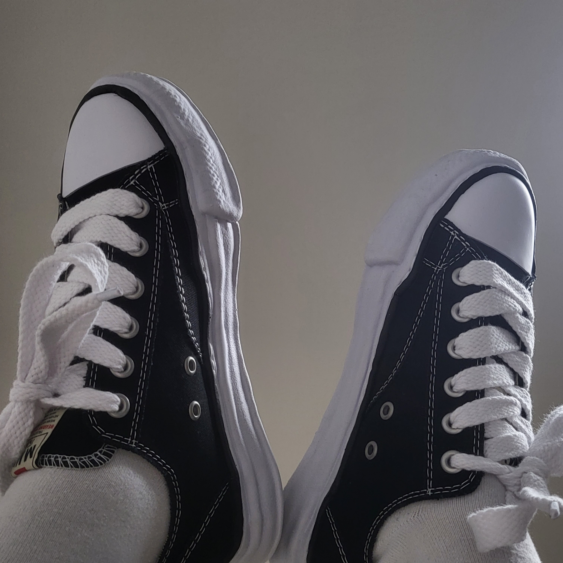 Maison Mihara Yasuhiro Peterson OG Sole Canvas Low Sneakers Black 착용 스타일
