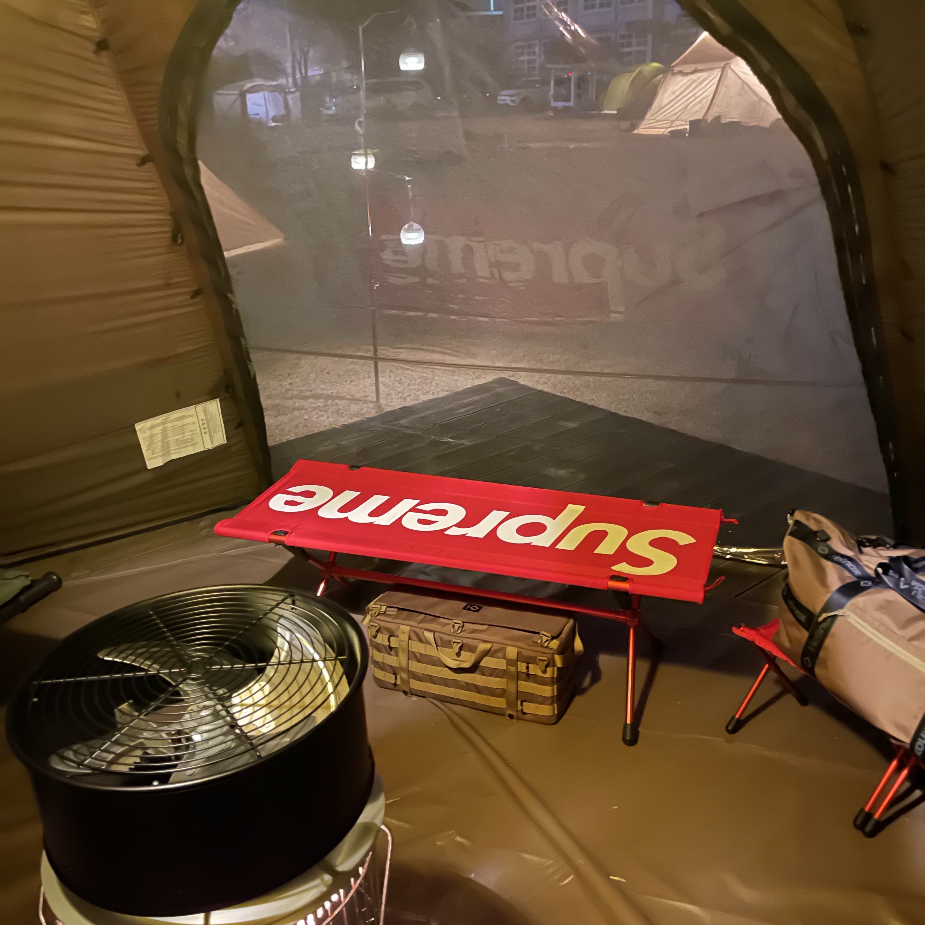 Supreme x Helinox Bench One Red - 22SS 착용 스타일 - 1
