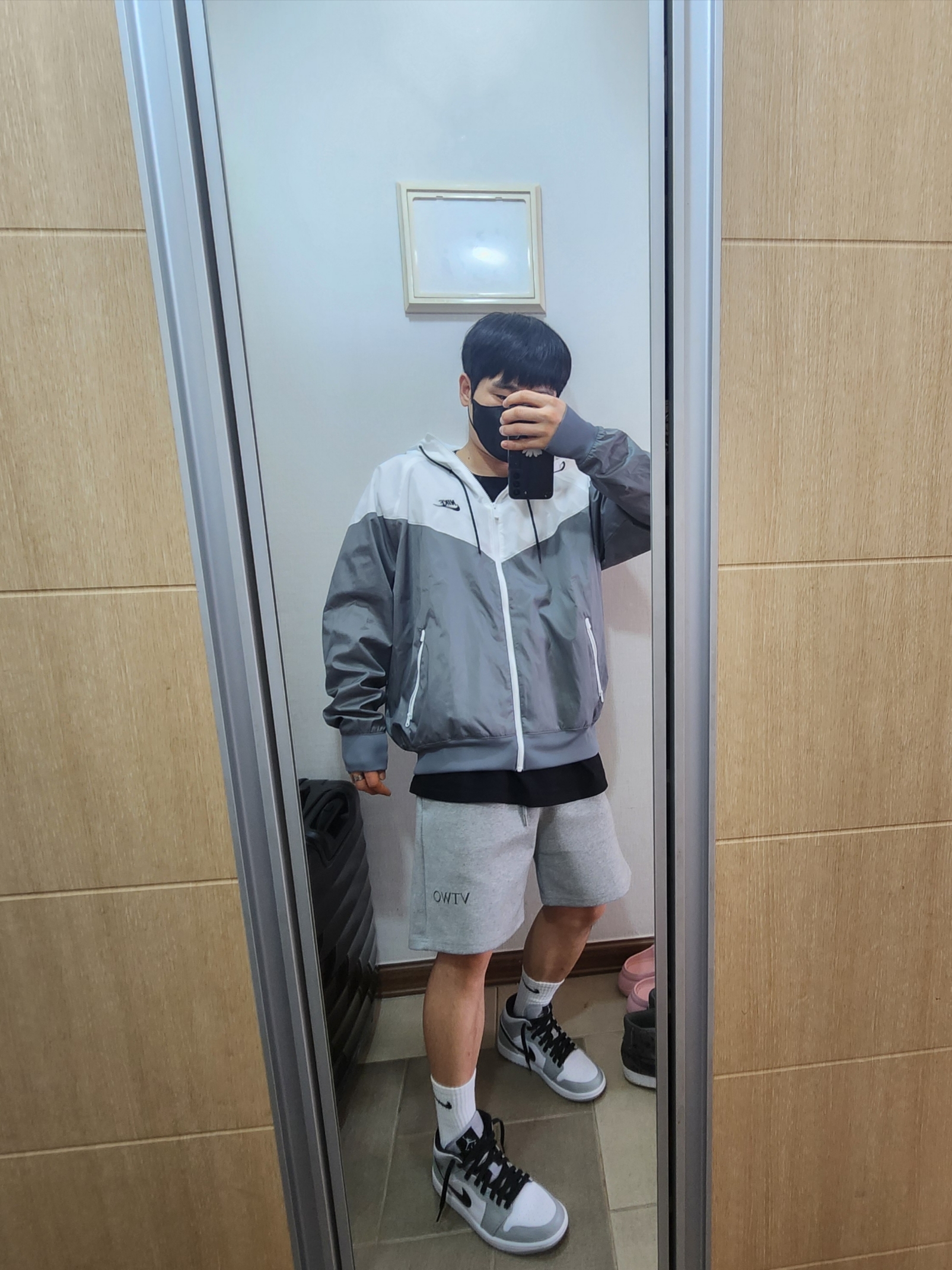 Stussy One World T-Shirt Black, Jordan 1 Mid Light Smoke Grey 착용 스타일 - 1