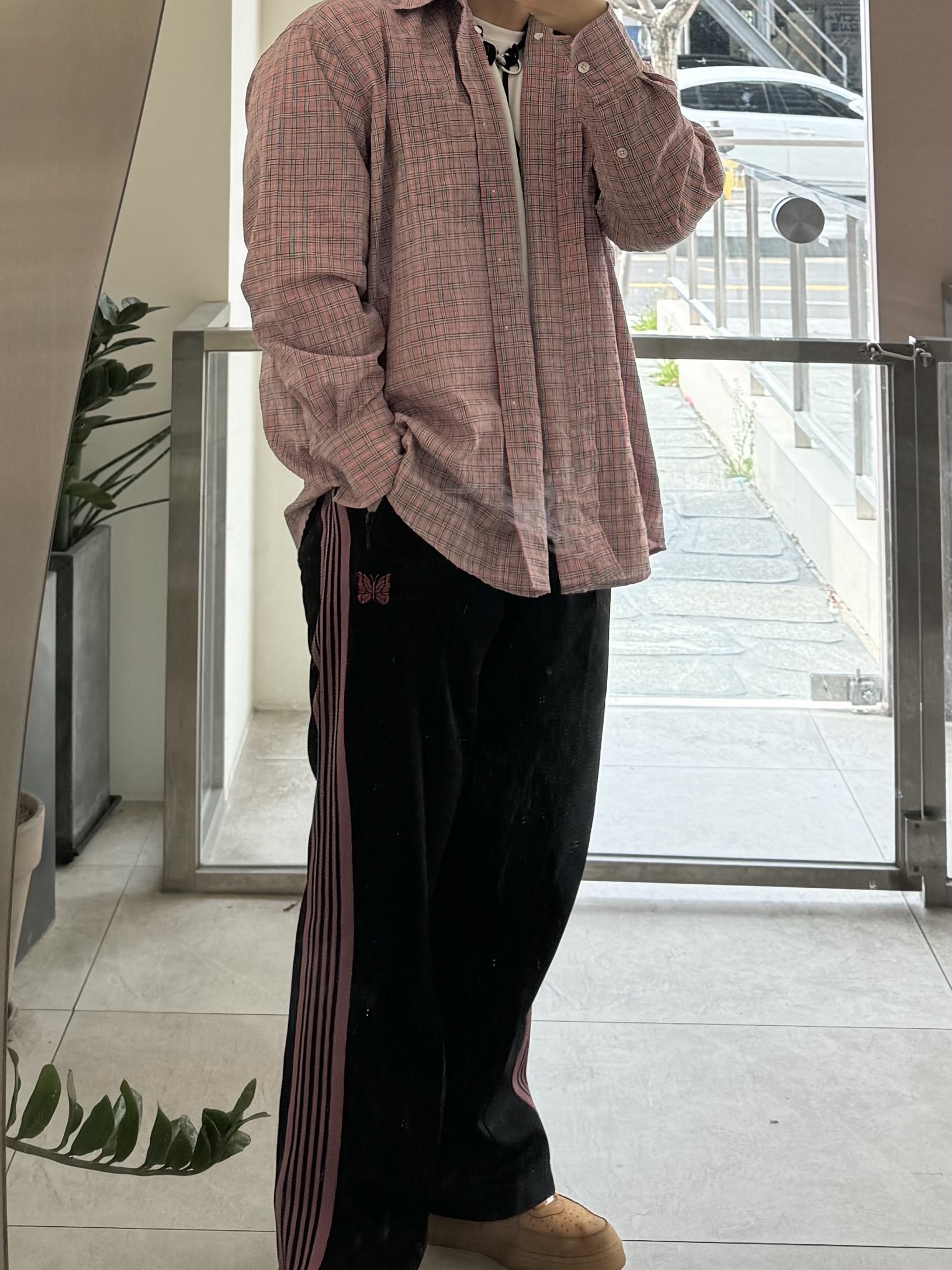 Our Legacy Borrowed BD Shirt Pink Kimble Check, Needles Straight Track Pants Poly Smooth Black 착용 스타일