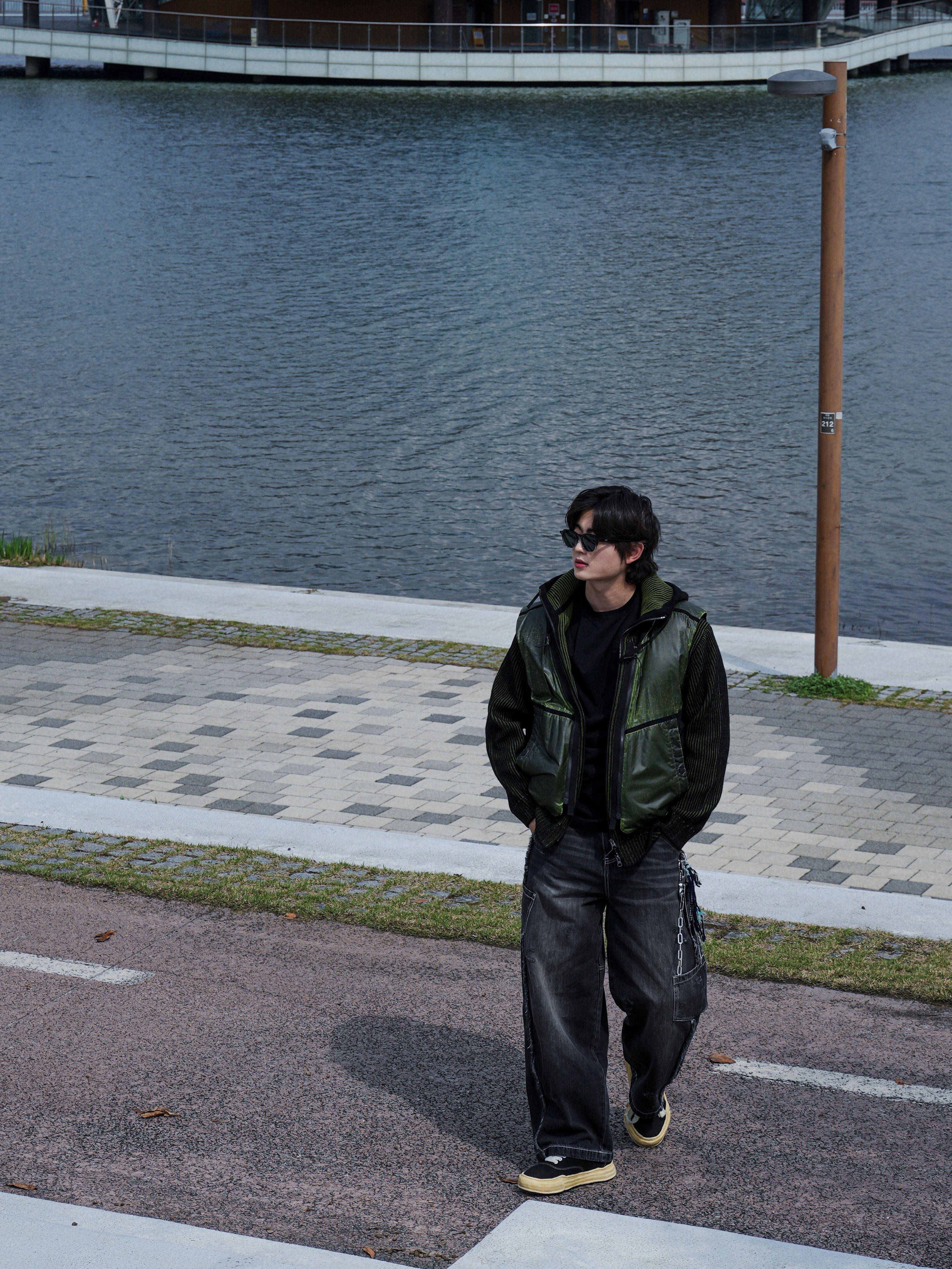 Maison Mihara Yasuhiro Baker OG Sole Broken Suede Low-top Sneakers Black, Nocle Tessel Charm Blue 착용 스타일 - 4