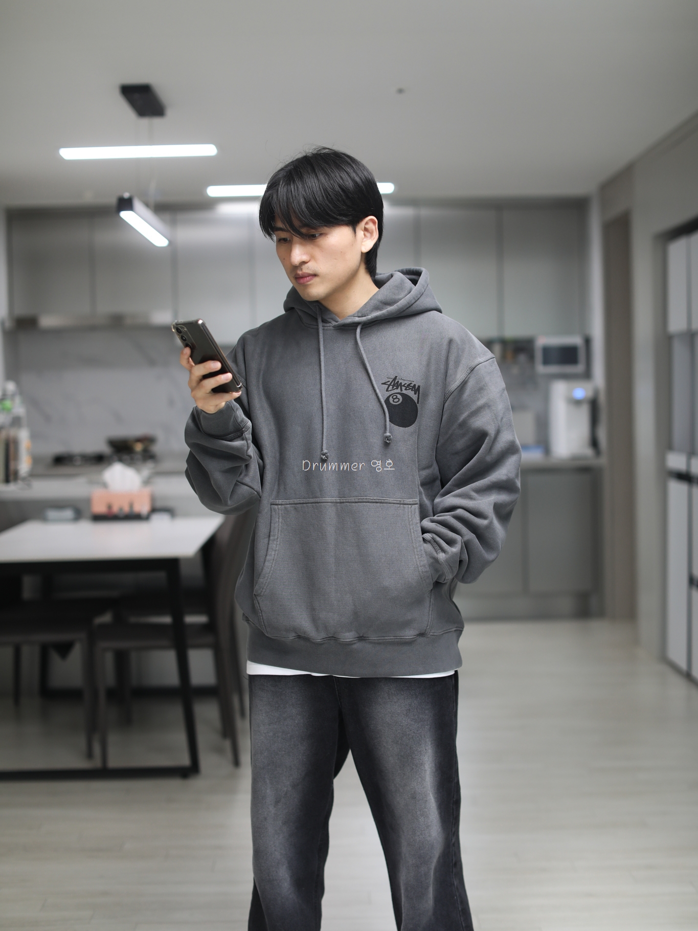 Stussy 8 Ball Hoodie Pigment Dyed Black 착용 스타일 - 1