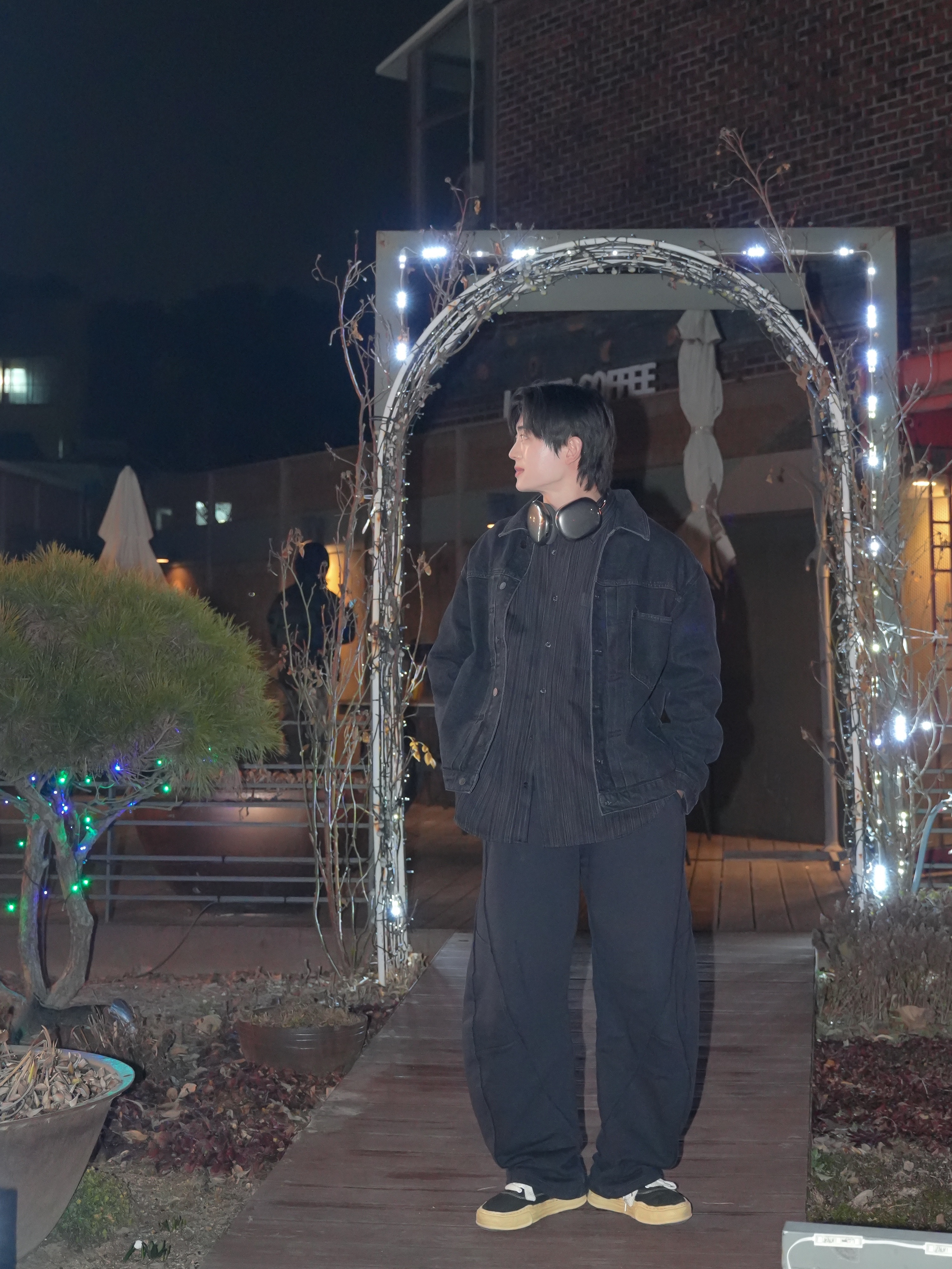 Maison Mihara Yasuhiro Baker OG Sole Broken Suede Low-top Sneakers Black, Apple AirPods Max Lightning Space Gray (Korean Ver.) 착용 스타일 - 2