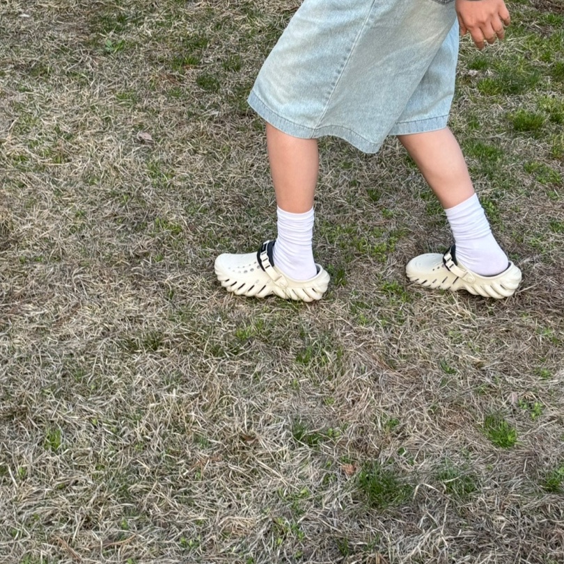 Crocs Echo Clog Bone Black 착용 스타일 - 2