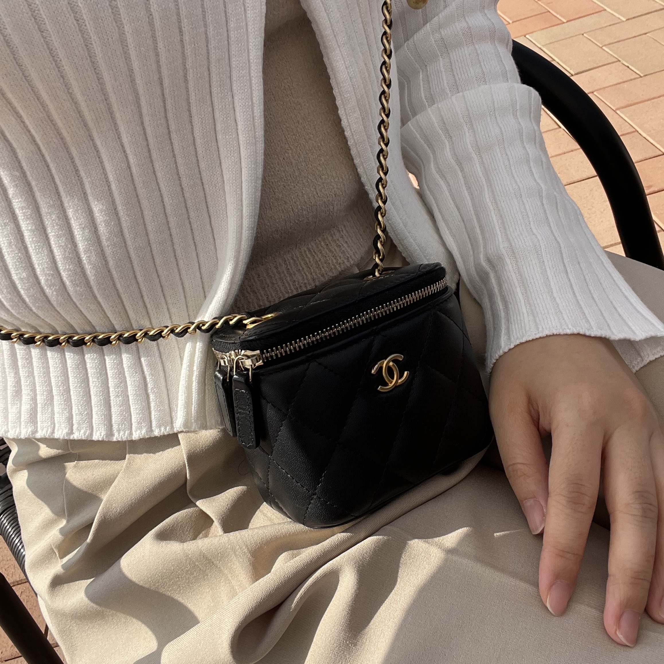 Chanel Small Vanity With Chain Lambskin & Gold Black 착용 스타일 - 2