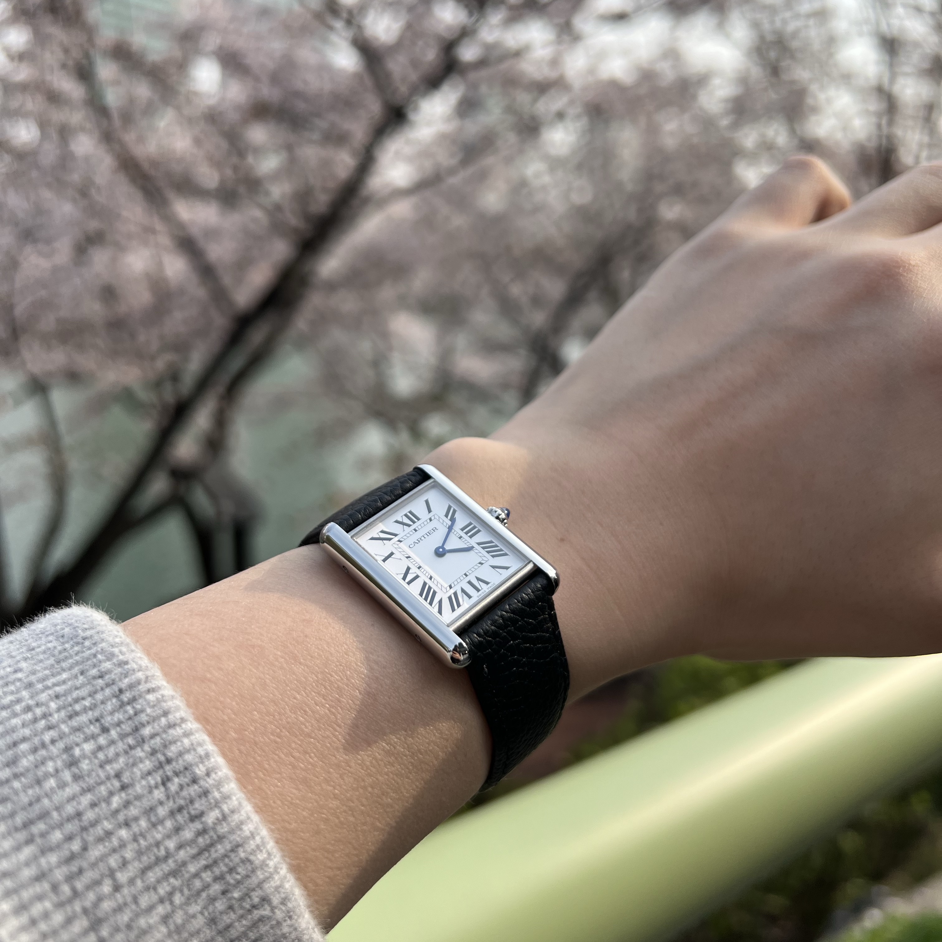Cartier Tank Must Watch Large Quartz Steel Calfskin Black 착용 스타일