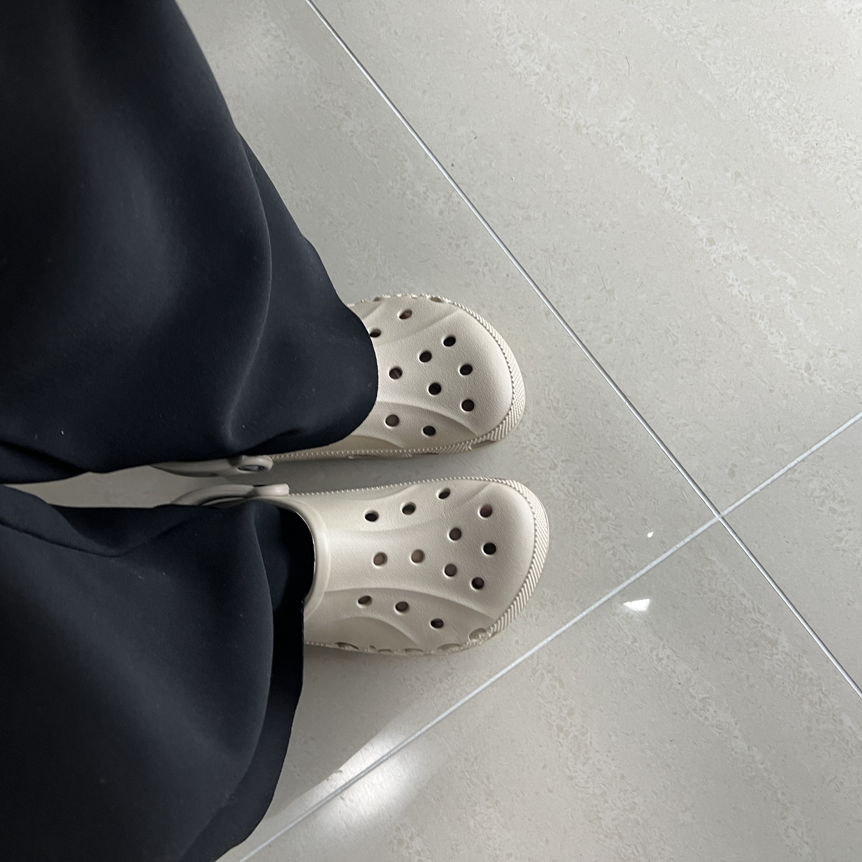 Crocs Baya Clog Cobblestone 착용 스타일 - 2