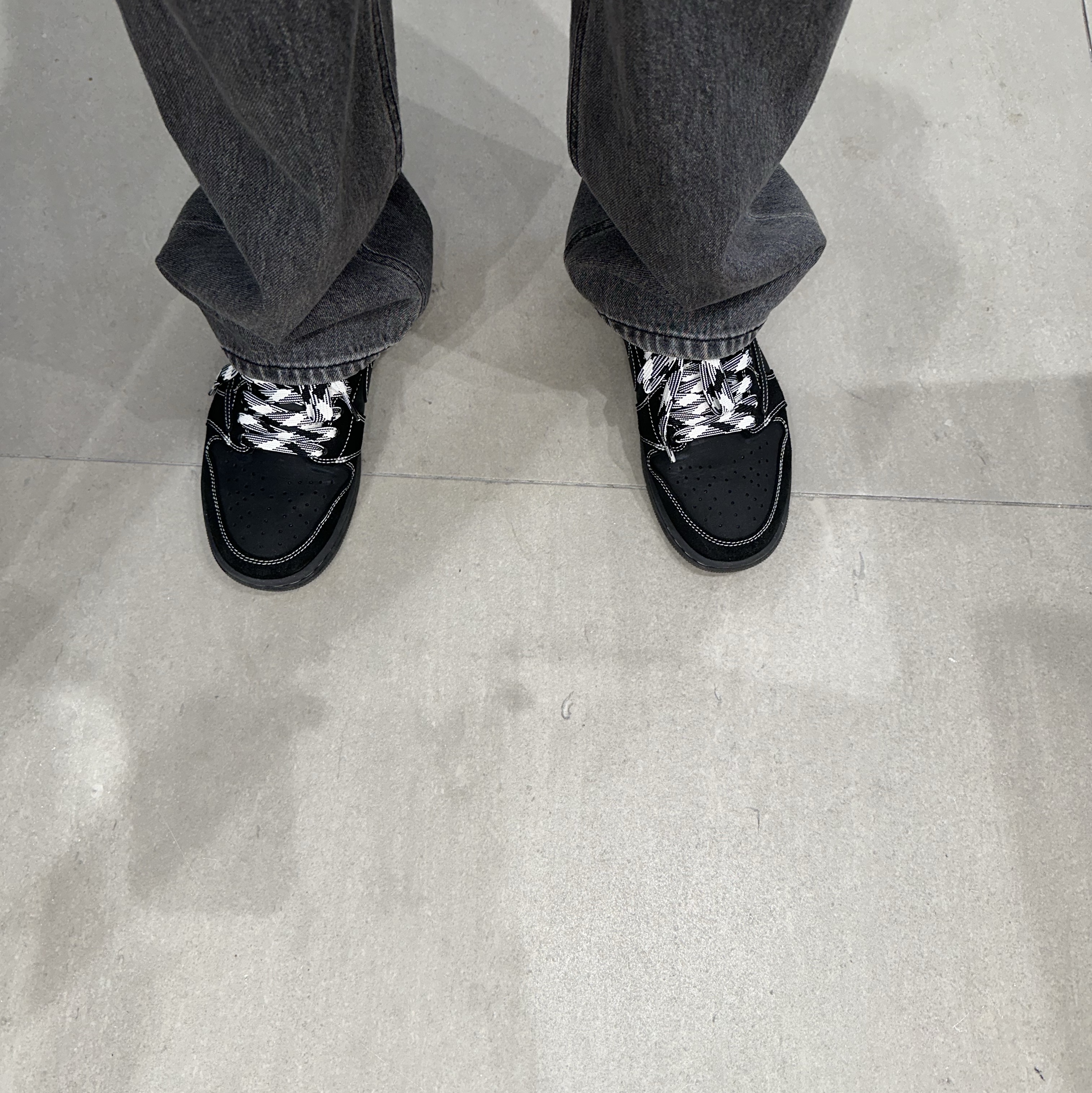 Jordan 1 x Travis Scott Retro Low OG SP Black Phantom 착용 스타일