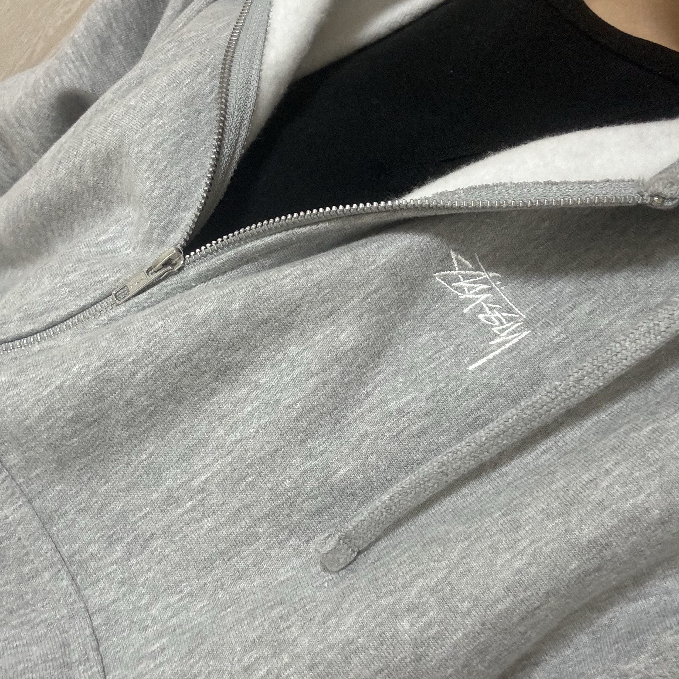Stussy Stock Logo Zip Hoodie Grey Heather 착용 스타일