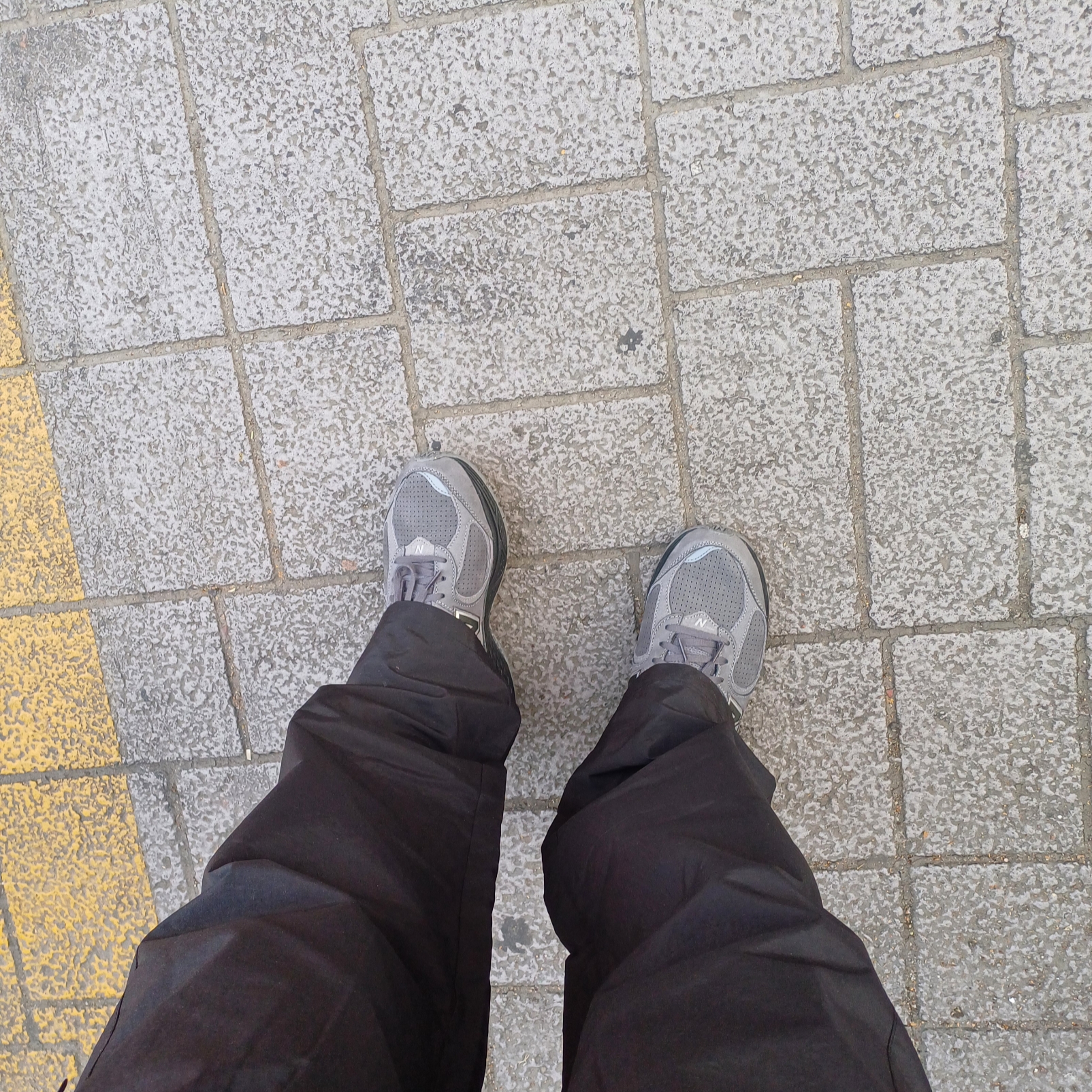 New Balance 2002R Dark Grey 착용 스타일 - 1