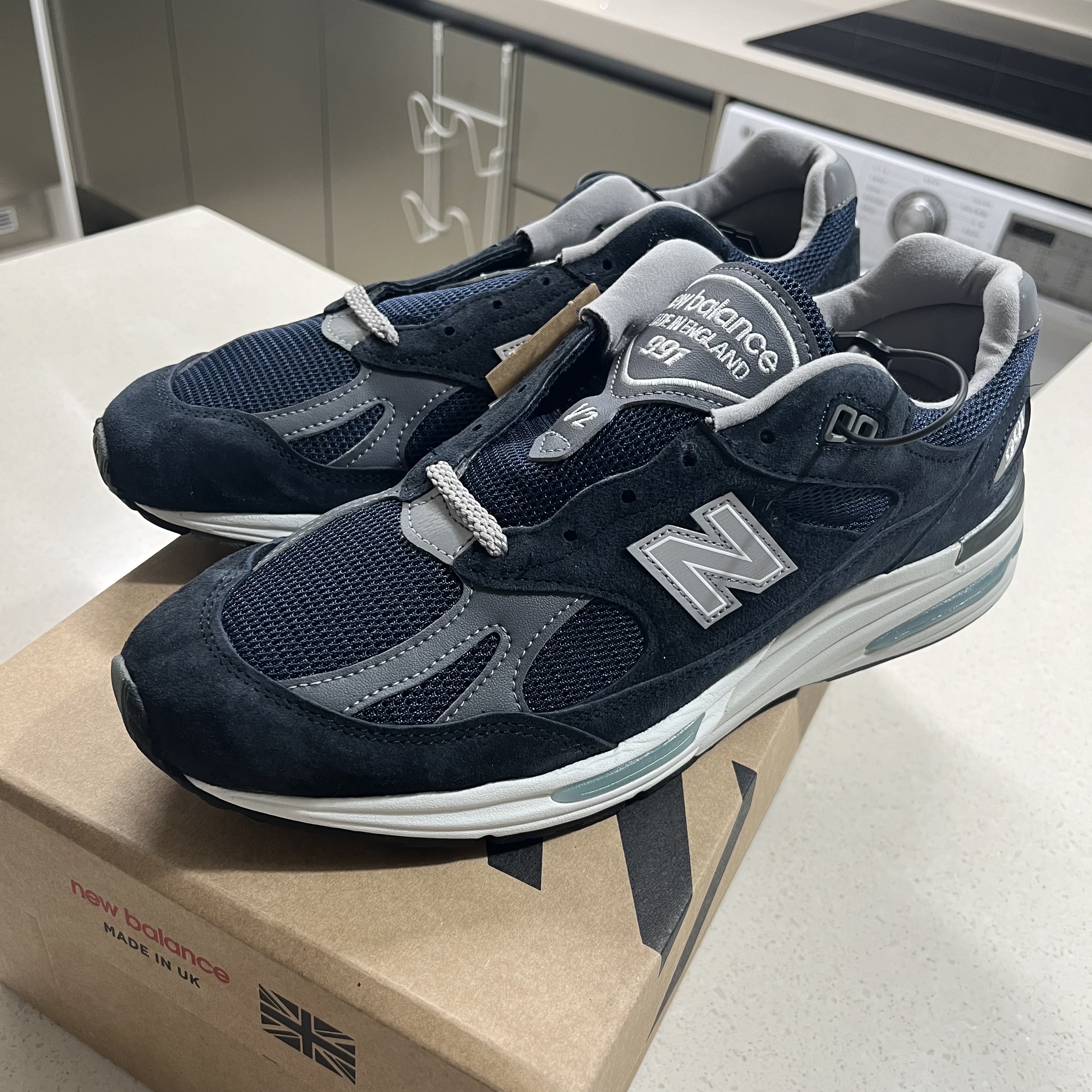 New Balance 991v2 Made in UK Dark Navy Smoked Pearl 착용 스타일