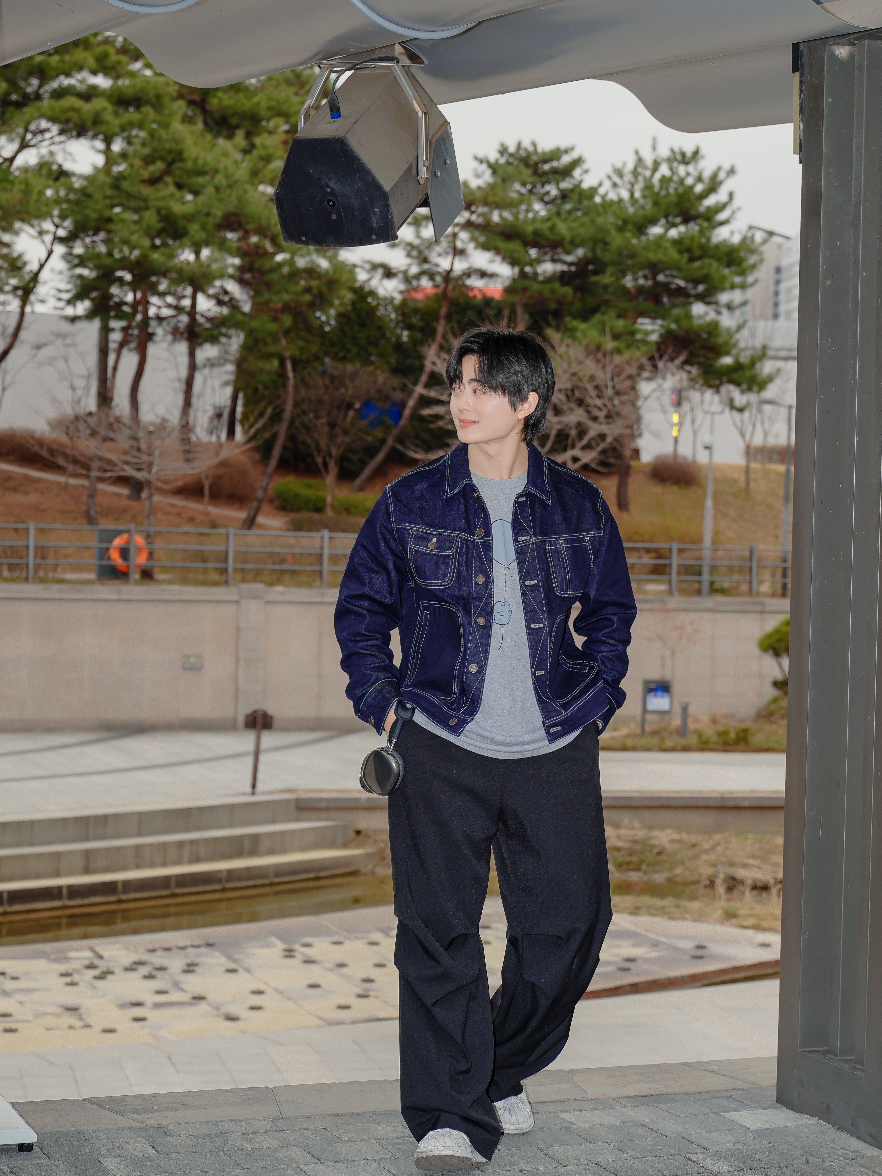 Maison Mihara Yasuhiro Blakey OG Sole Canvas Low-top Sneakers White 착용 스타일 - 3