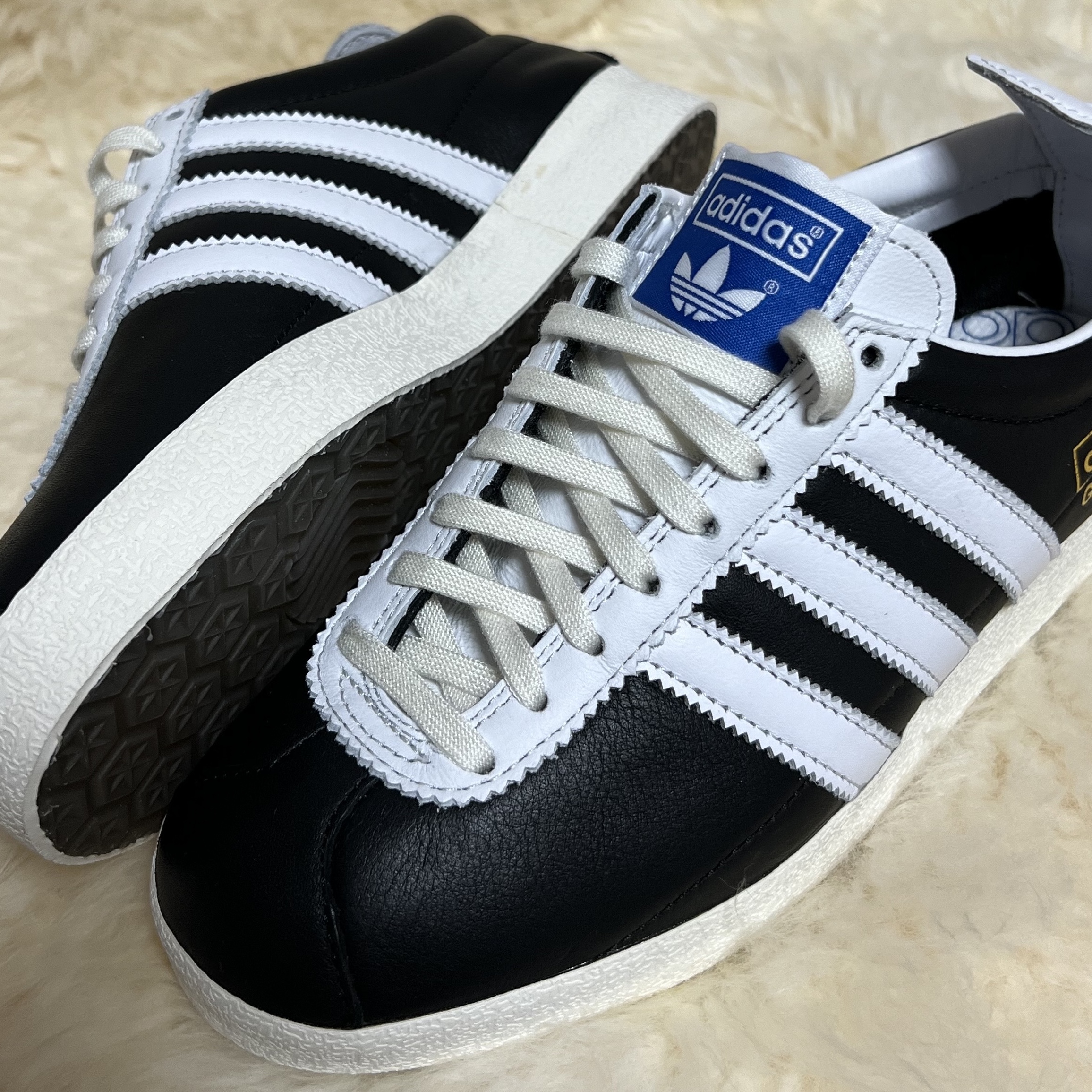 Adidas Gazelle Vintage Black White 착용 스타일