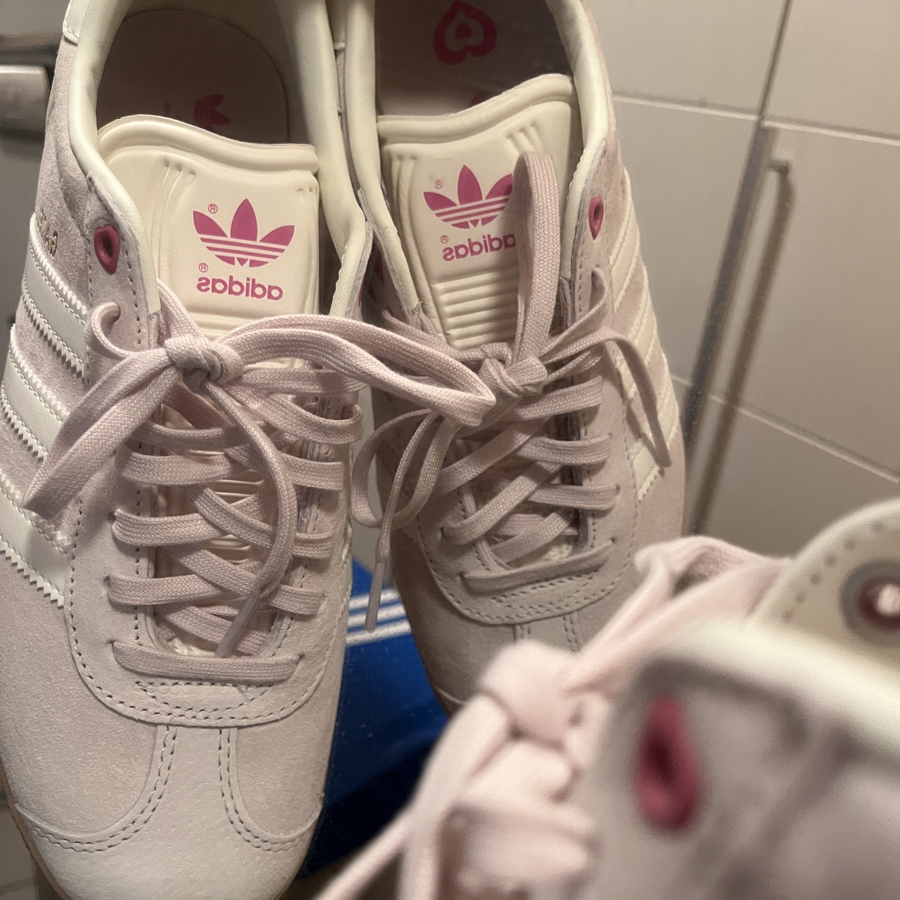 (W) Adidas Gazelle Valentine Day Putty Mauve Ivory - Foot Locker Exclusive 착용 스타일