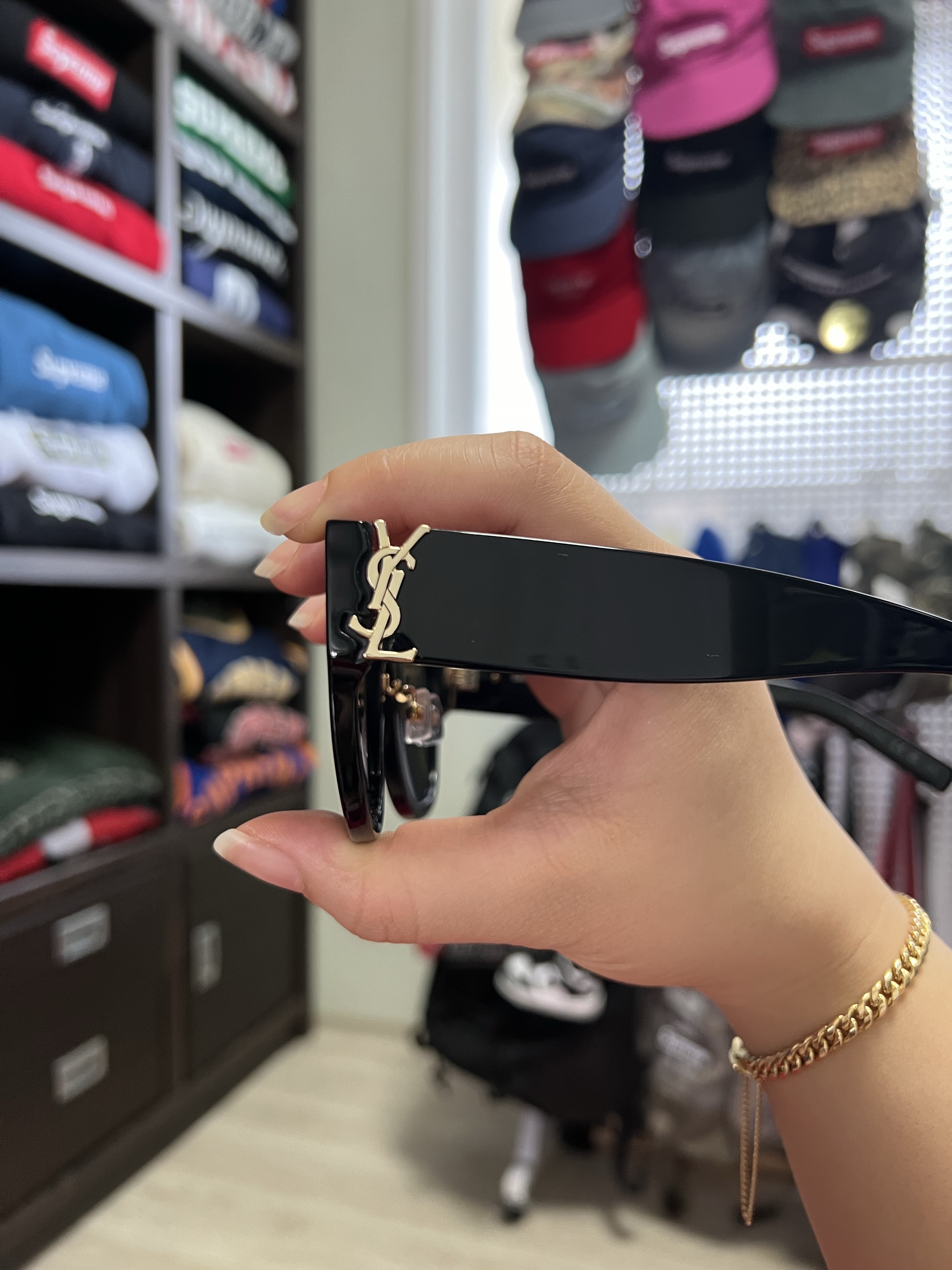 (W) Saint Laurent SL M94 Sunglasses Black 착용 스타일 - 2