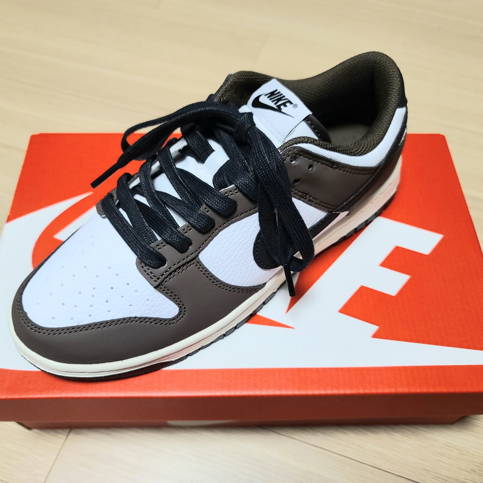 Nike Dunk Low Retro Next Nature Baroque Brown White 착용 스타일 - 3