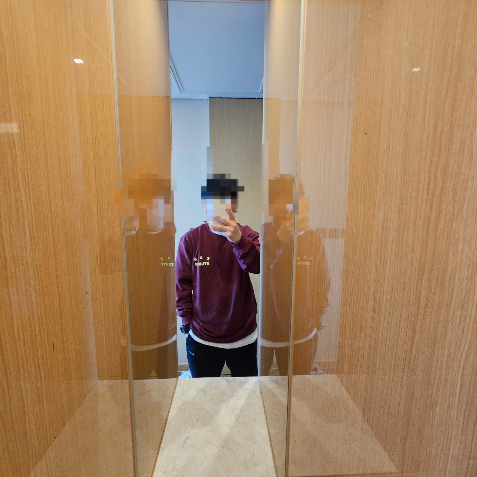 IAB Studio Long Sleeve Burgundy - The Hyundai Seoul Exclusive 착용 스타일