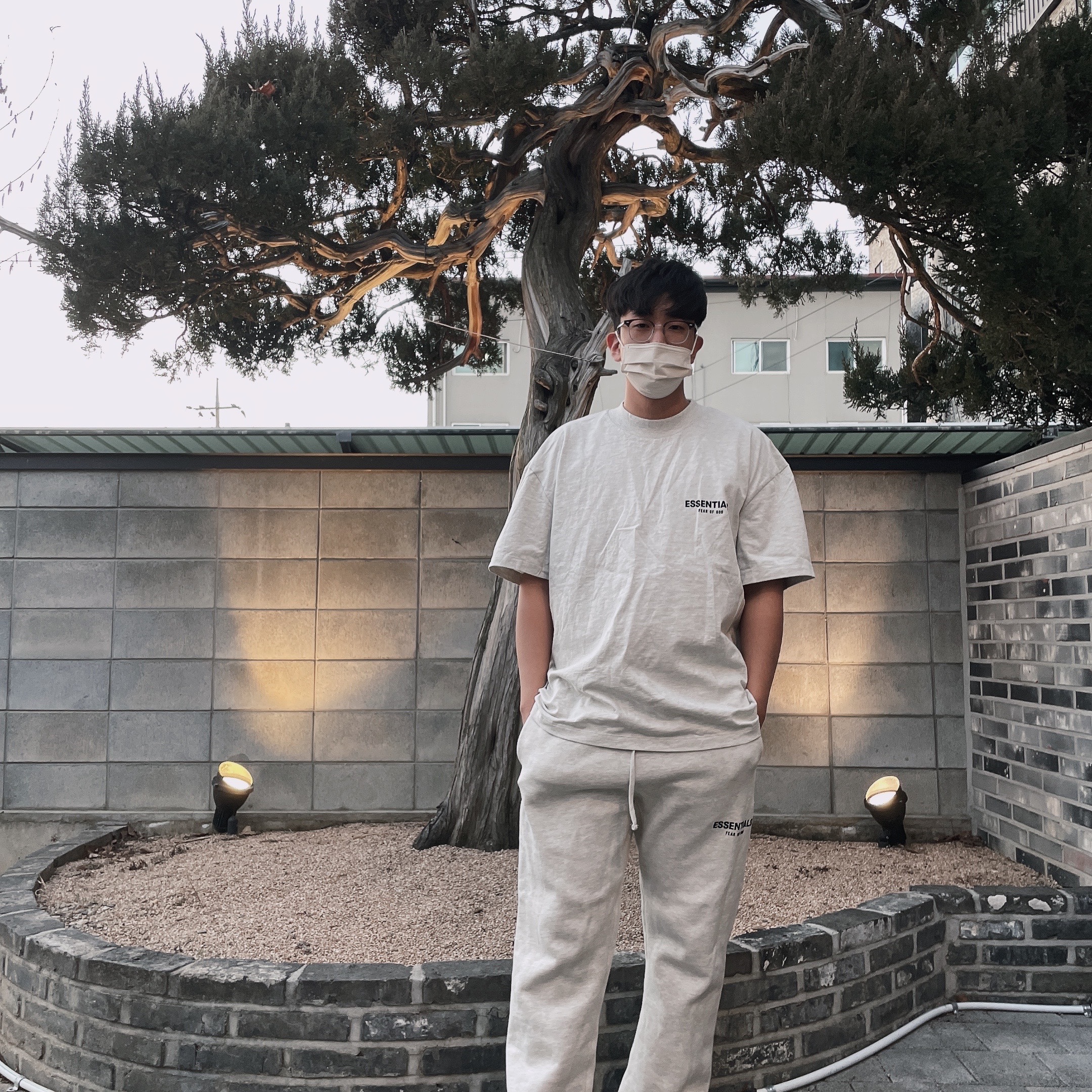Essentials The Core Collection T-Shirt Light Oatmeal, Essentials The Core Collection Relaxed Sweatpants Light Oatmeal 착용 스타일