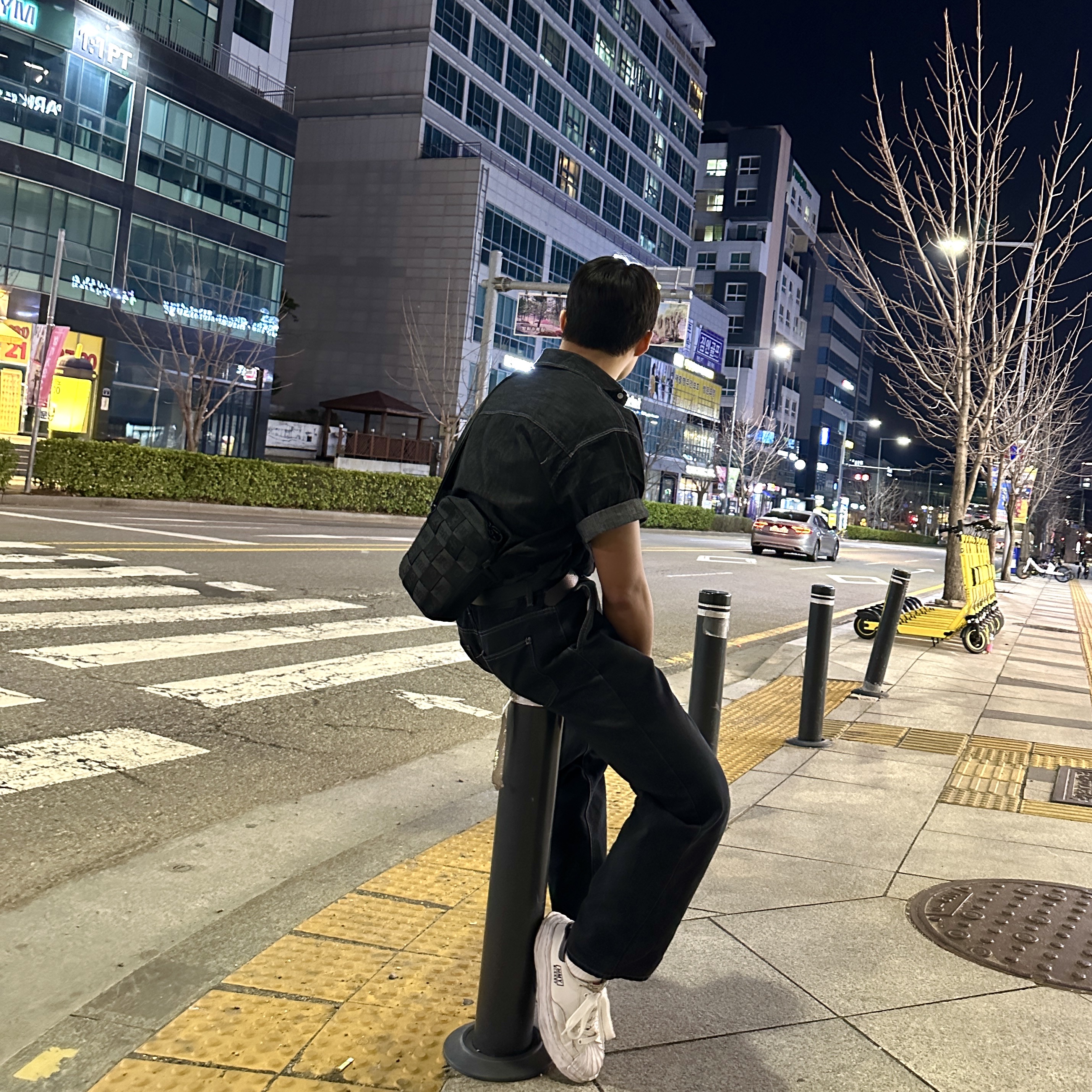 Supreme Woven Shoulder Bag Black - 23SS, Maison Mihara Yasuhiro Blakey OG Sole Canvas Low-top Sneakers White 착용 스타일