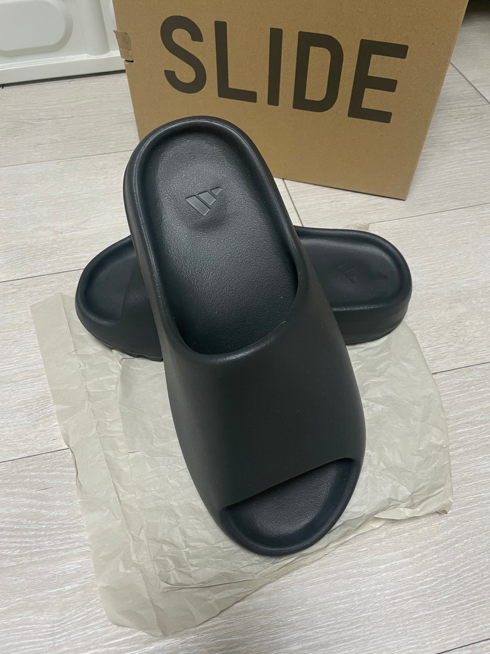 Adidas Yeezy Slide Dark Onyx 2024 착용 스타일 - 4