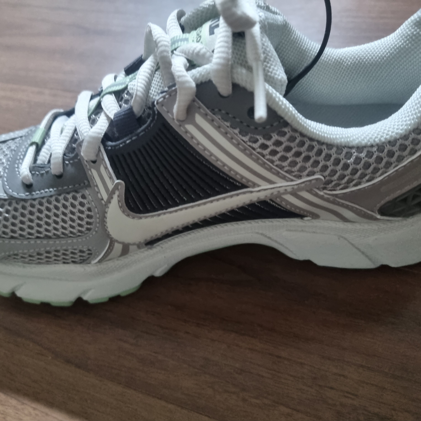 (W) Nike Zoom Vomero 5 Cobblestone and Flat Pewter 착용 스타일