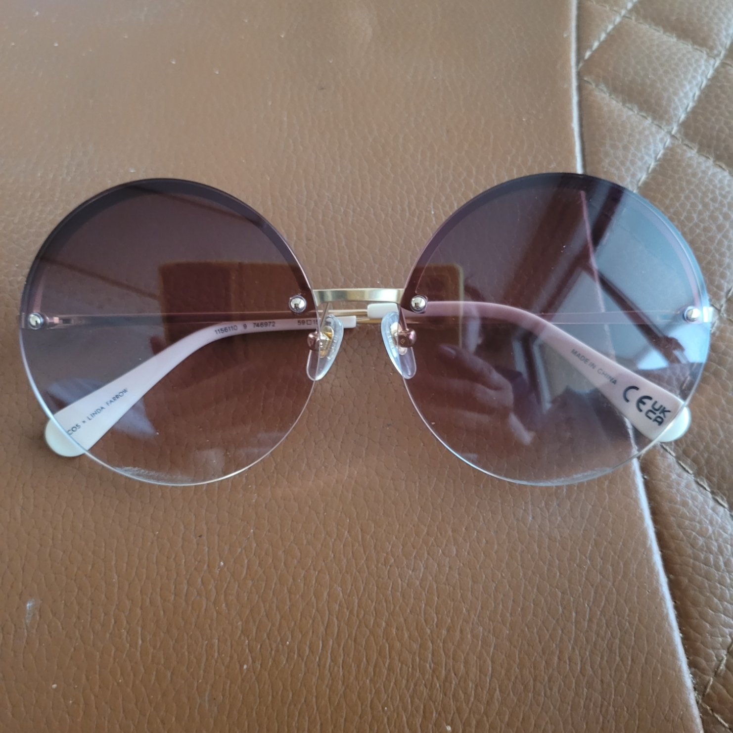 COS x Linda Farrow Orbit Sunglasses Round Rose Gold 착용 스타일