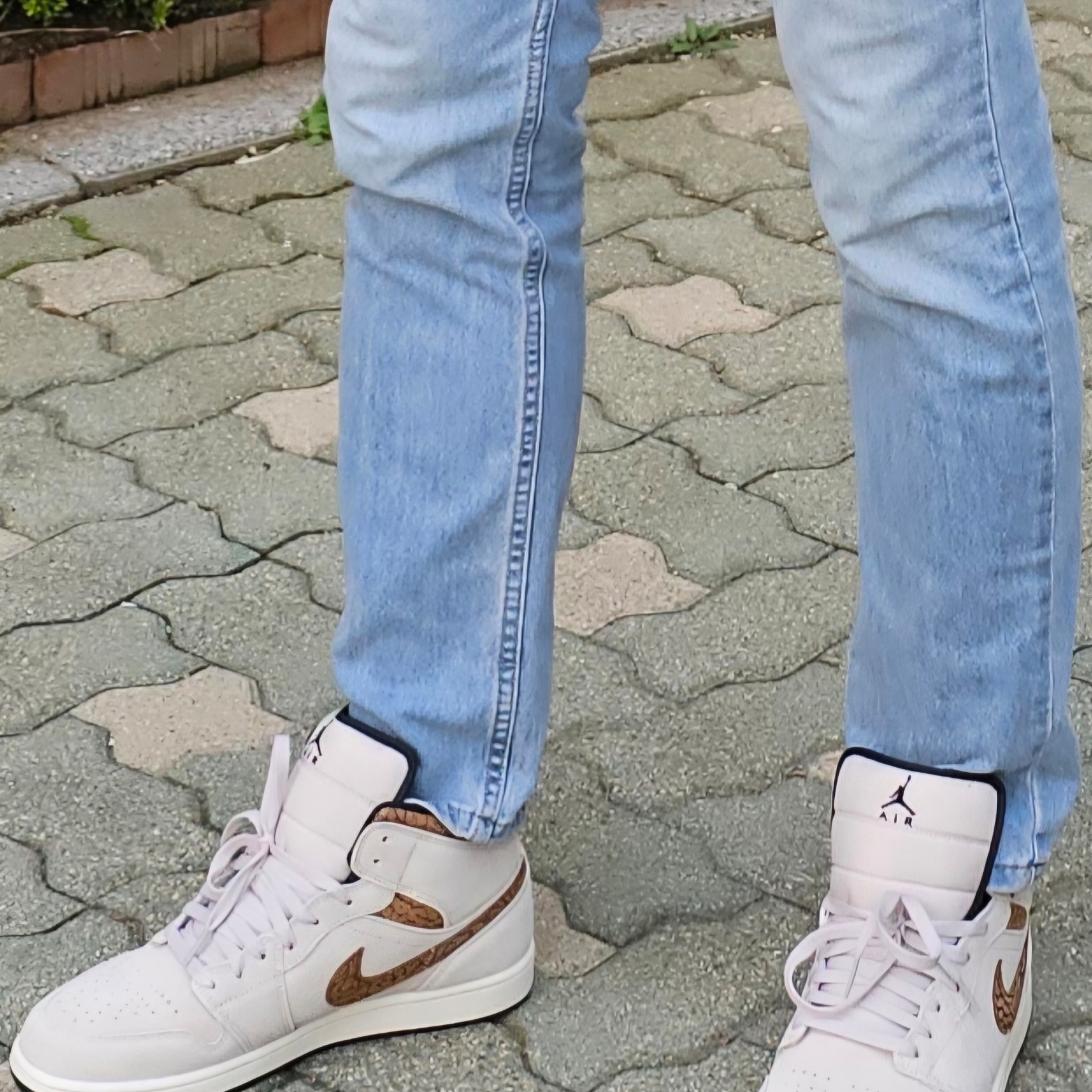 Jordan 1 Mid SE Light Orewood Brown Metallic Gold 착용 스타일
