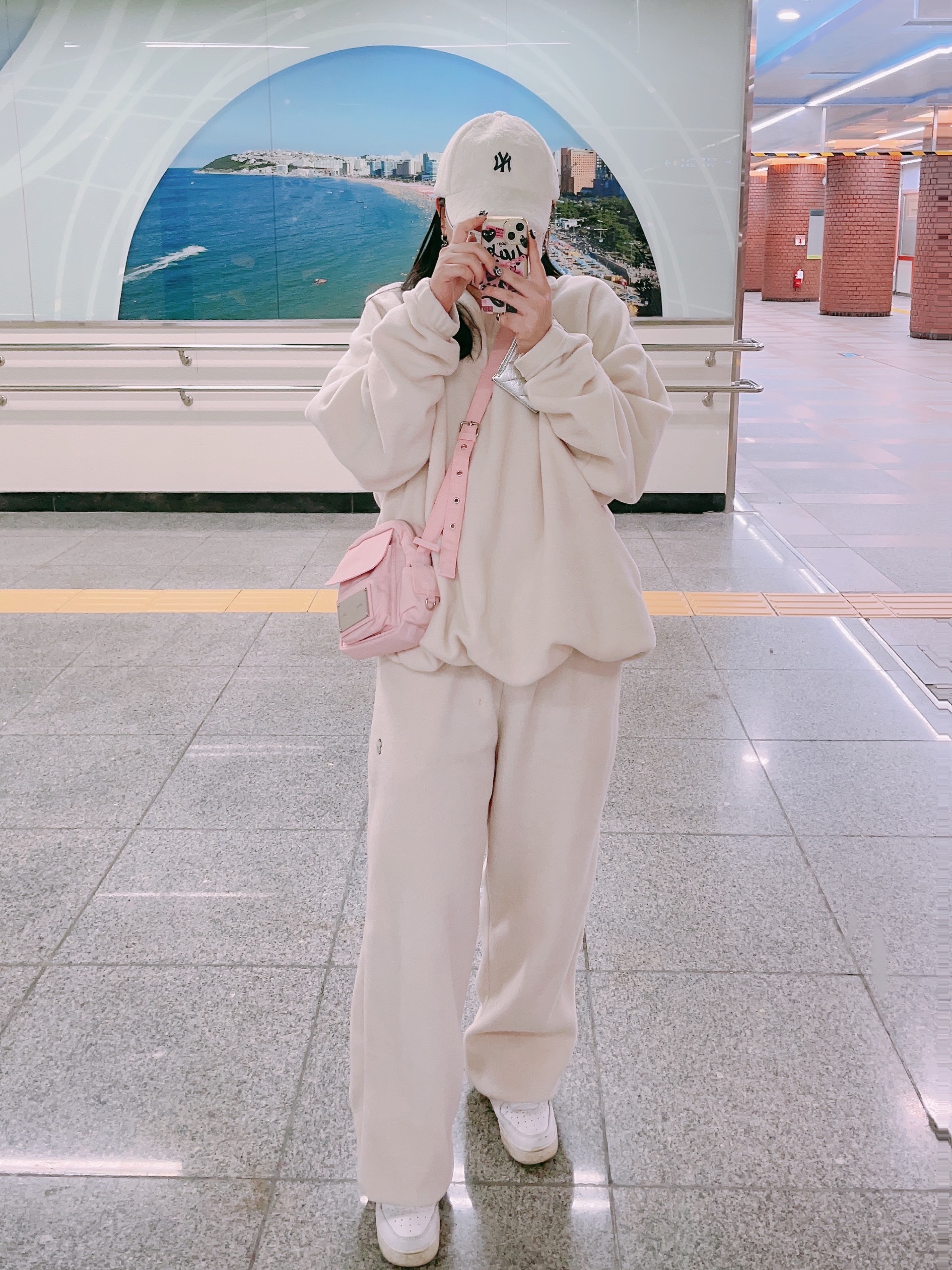 Matin Kim Cargo Cross Mini Bag Peach 착용 스타일