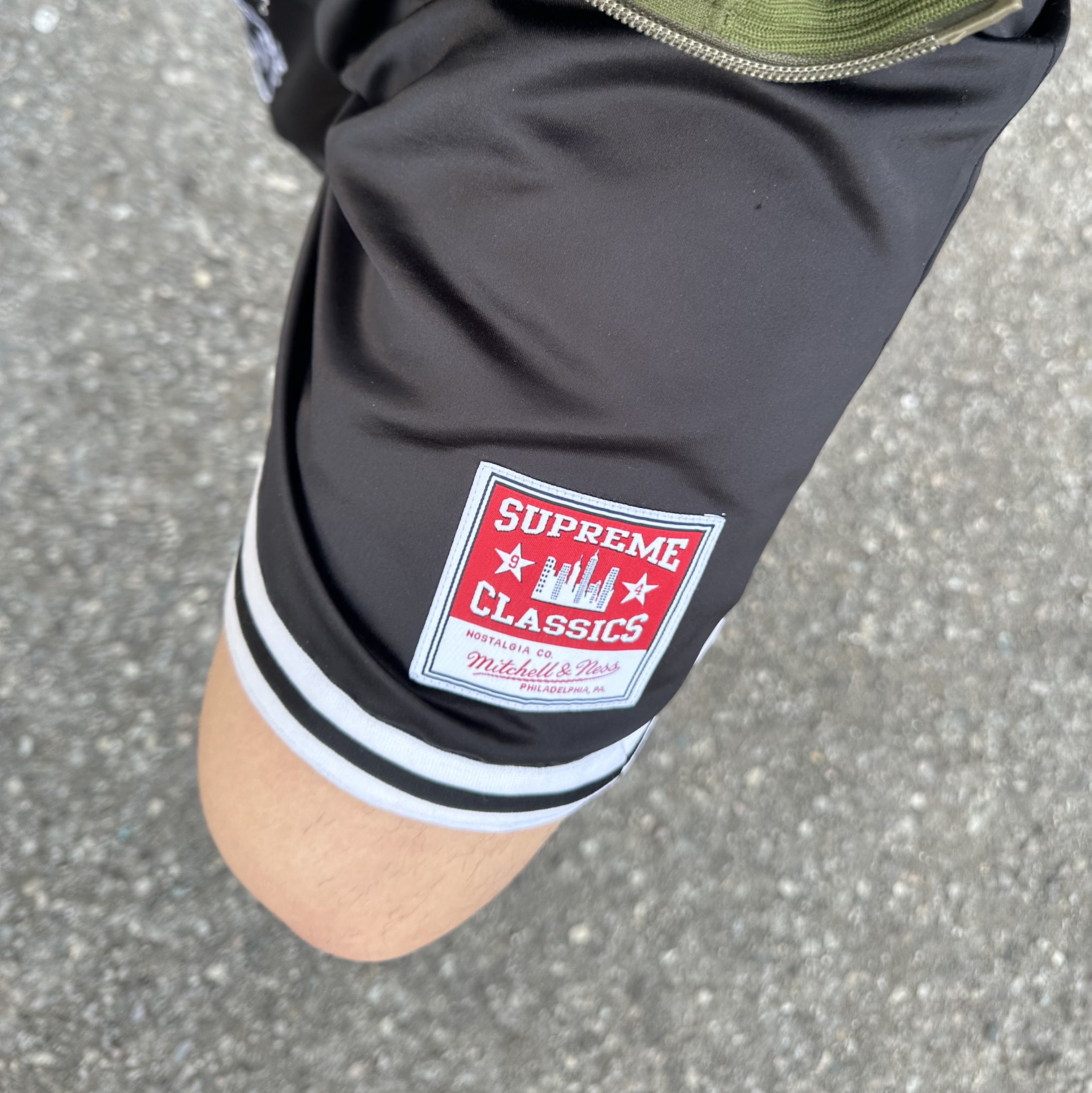 Supreme Mitchell & Ness Satin Basketball Shorts Black - 23SS, Needles Track Jacket Poly Smooth Ivy Green 착용 스타일 - 1