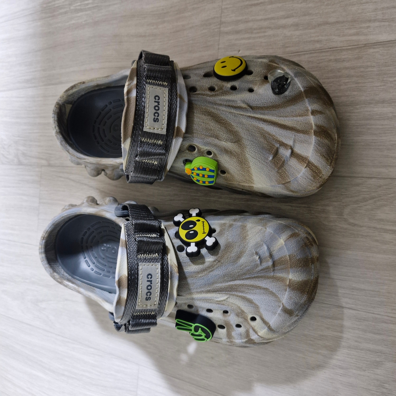 Crocs Echo Marbled Clog Bone Multi 착용 스타일