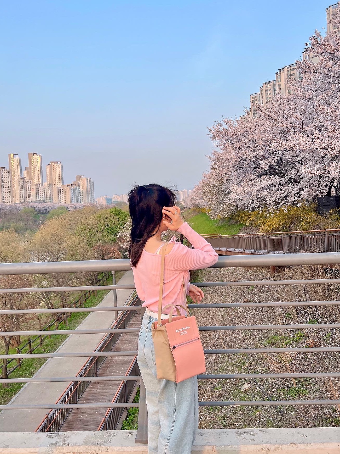 Asics Gel-NYC Cement Grey, Acne Studios Baker Out Mini Tote Bag Brown Pink 착용 스타일 - 3