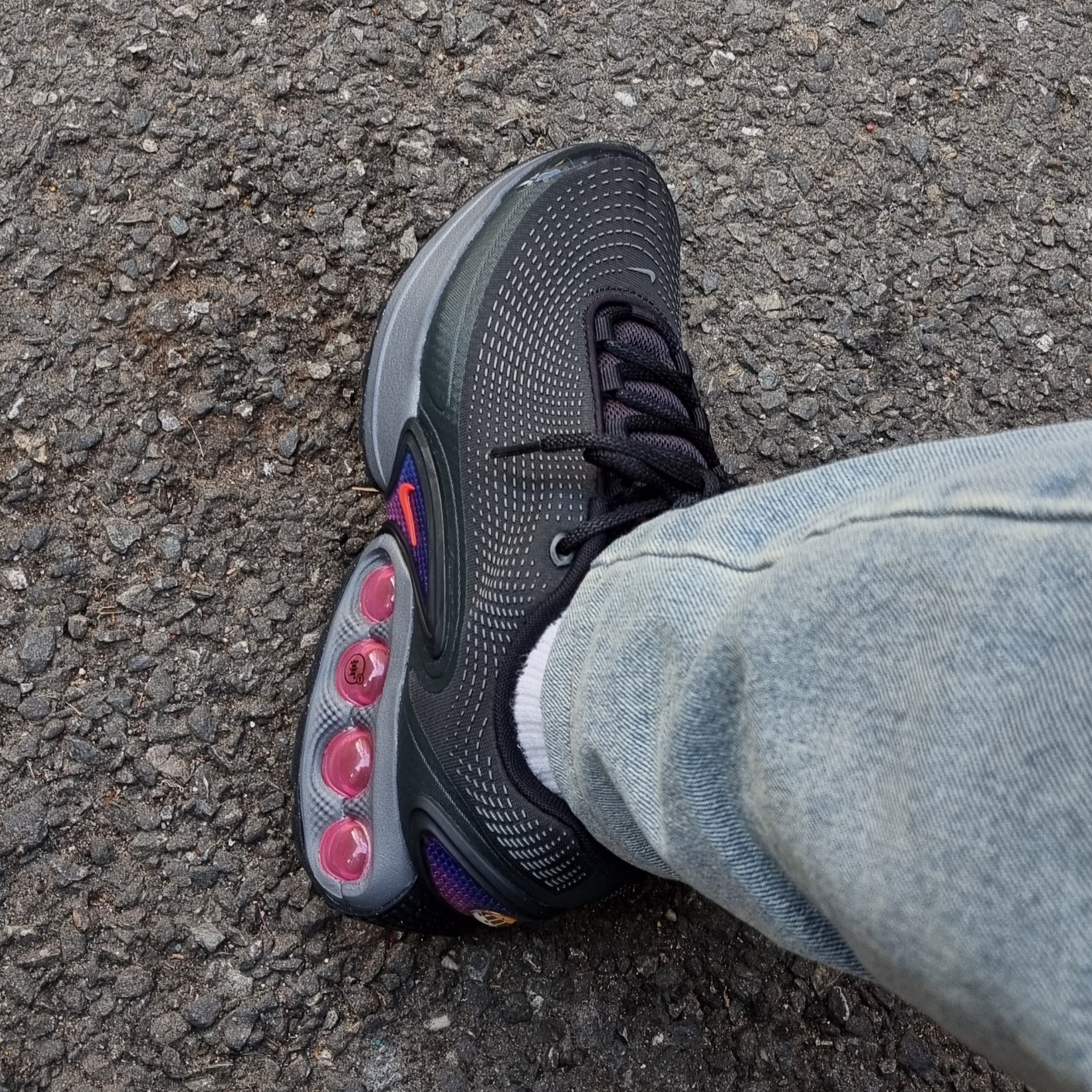 Nike Air Max Dn Black Light Crimson 착용 스타일 - 3