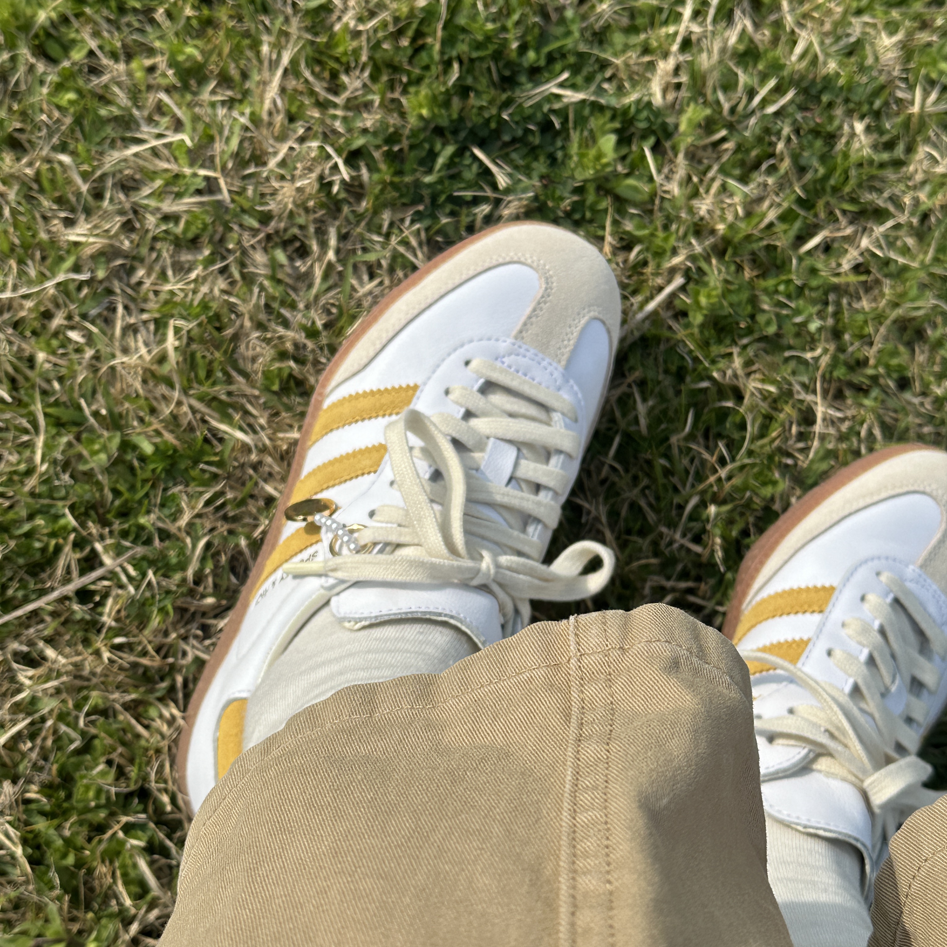 Adidas x Sporty & Rich Samba OG Cloud White Bold Gold 착용 스타일 - 1