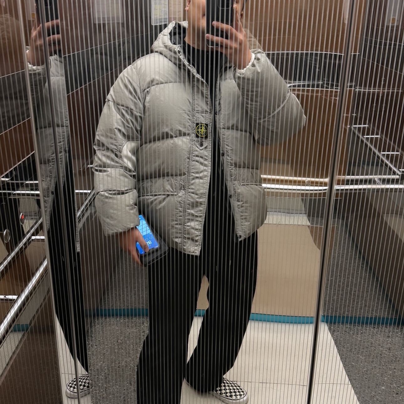 Stone Island 42719 Nylon Metal in Econyl Regenerated Nylon Reversible Down Stucco - 23FW 착용 스타일